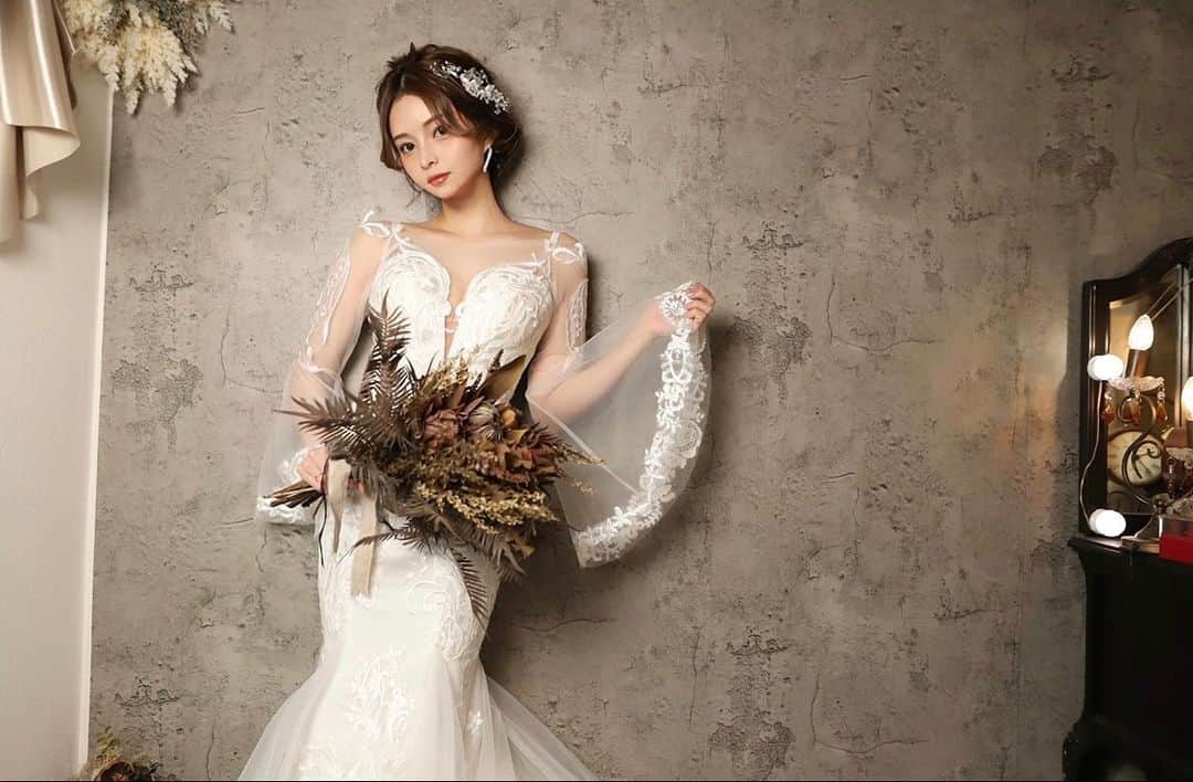 sayaのインスタグラム：「. . 4/25で29歳になりました🫶 みなさんからの沢山のお祝いDMや連絡本当に嬉しかったです🥹🫶 ありがとうございます💕 . 今までは自分の為の人生でしたが これからは両親や周りの大事な人達の為の人生にしていきたい！ その為に今出来る事を全力でやっていく年にしたいとおもいます☺️✨ 私なりに活動も頑張っていくので温かく見守ってくださると嬉しいです✨ . . 素敵なヘアメイクをしてくださった @hair_set.achieve.m  さん 大阪、神戸にスタジオがあってめちゃくちゃ可愛いヘアメイクしてくれるだけじゃなくてドレスや着物もきて撮影できちゃいます🫶✨ ちなみに私は関西でのヘアメイクは絶対ここって決めてる🫣✨ お友達や家族との写真も撮れるから行ってみてね🫶 . . カメラマンは @shige1986.41  要望に合わせていつもかっこいい写真を撮ってくれる天才！！w 本当いつもありがとう🫶💕 インスタチェックしてみて✨ . .  #喧嘩道#喧嘩道ガールズ#ライジン #17LIVE#ライブ配信#esports#ゲーマー女子 #ティックトック#ティックトッカー#モデル#芸能#事務所#撮影モデル#ブレイキングダウン#カメラマン#撮影#ヘアメイク#ヘアアレンジ#ドレス撮影#着物撮影」