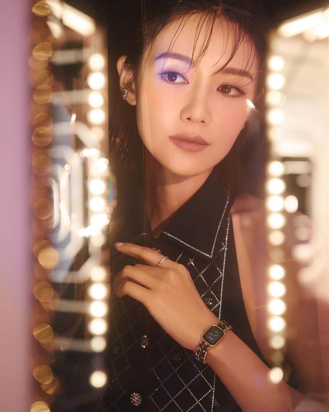 Elva Niのインスタグラム：「Première 代表著率性優雅、顛覆傳統的精神 CHANEL 的第一款的腕錶 經典菱格紋手袋元素的黑金色皮革穿鍊錶帶 N°5香水瓶蓋的八角形輪廓 高貴寶石式切割錶面 處處都是CHANEL的經典符碼  每次戴著的時候 貼在手腕上的Première 都彷彿從脈膊向我傳送著那份源源不絕的 瀟灑從容的力量 這就是CHANEL的魅力  Be Première. Be the first.  #CHANELPremiere  #CHANELWatches  #CHANELPremiereFunfair  #CHANELPremiereFunfairTaipei @chanelofficial」