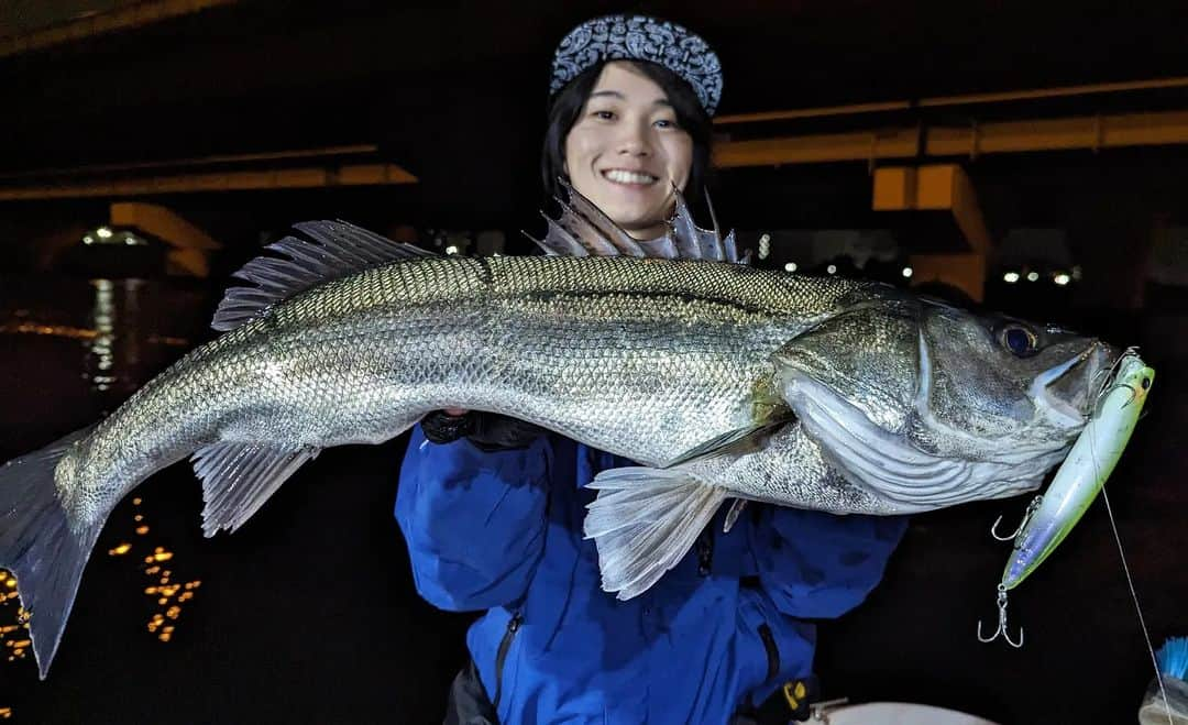 外山将平さんのインスタグラム写真 - (外山将平Instagram)「先日に村岡さんと深夜のシーバス釣行🐟 アイザーで複数キャッチ！ しかし、よく釣れる…。 　　　　　　　　　　　　　　　　　　　　　　　　　 　　　　　　　　　　　　　　　　　　　　　　　　　　 #BlueBlue #アングラーズマイスター　　　　　　　　　　　　　　　　　　　　　　　　　　　　　　　 #TOKYO　　　　　　　　　　　　　　　　　　 #STUDIOOCEANMARK #アイザー125F　　　　　　　　　　　　　　　　　　　　　　　　　 #アイザー　　　　　 　　　　　　　　　　　　　　　　　　　 　　　　　　　　　　　　　　　　　　　　　　　　　 　　　　　　　　　　　　　　　　　　　　　  ◆釣りにかかわらず､出たゴミは持ち帰りましょう！ 一人一人の意識で自然は守れます。 釣り場､自然を大切に🐟　　　　　　　　　　　　　　　　  ◆キャスト時は必ず後方確認をして ルアーや針が歩行者､同行者に当たらないようにしましょう。　　　　 　　　　　　　　　　　　　　　　　　　　　　　　　　　　　　 ◆釣り際はライフジャケット着用をお願い致します。　　　　　　　 命を守りましょう！　　　　　　　　　　　　 　　　　　　　　　　　　　　　　　　　　　 ◆YouTube⇩(始めました！チャンネル登録お願いします😊) https://youtube.com/channel/UC07x3DbJCNv_gAFvAjaWQMQ　　　　　　　 　　　　　　　　　　　　　　　　　　　　　  ◆アングラーズ↓🎣 将平(syohei) https://anglers.jp/users/530231 こちらもチェックお願い致します🐟　　　　　　　  ◆Twitter↓ https://mobile.twitter.com/syohei_1108 こちらもフォロー宜しくお願い致します！🙇‍♂　　　　　 　　　　　　　　　　　　　　　　　　　　　　　　　　　　　　　　　　　　　　　　　　　　　　　 　　　　　 　　　　　　　　　　　　　　　　　　　　 　　　　　　　　　　　　　　　　　　　　　　　　　　　　 #今日の外山 #俳優 #外山将平  #釣り好きな人と繋がりたい #釣りスタグラム #シーバス #東京湾奥 #釣りの成長記録 #釣りで人生を豊かに  #fishing #lurefishing #lure #bass #catchandrelease #fish #fishinglife #bigfish #lunker #angling #instafish  #bassfishing #seabass」4月26日 14時08分 - syohei_toyama