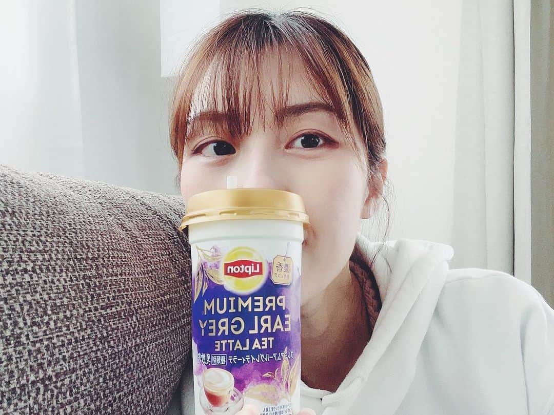 松田実里のインスタグラム：「⁡ ☕︎☕︎☕︎ ⁡ --------------------------------------- Lipton Premium Earl Grey Tea Latte --------------------------------------- ⁡ これおいしい。 やっぱりアールグレイが好き。 ⁡ 午後の一息。 ⁡ ミルクティーとたべっ子どうぶつでHPほぼ回復。 ⁡ #午後の一息タイム #休憩 #リフレッシュ #lipton #liptontea #earlgrey #milktea #tealatte #teatime #たべっ子どうぶつ #春 #雨 #パーカーコーデ #白パーカー  #食生活 #lifestyle #instagood #mylife #love」