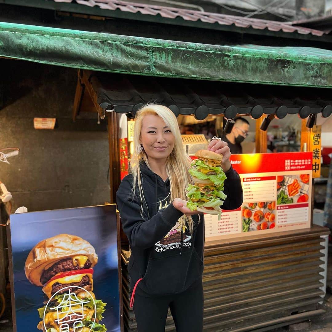 ライナ・ホワンさんのインスタグラム写真 - (ライナ・ホワンInstagram)「Burger 🍔 challenge @meatburgermaster in Taiwan 🇹🇼 watch video here —> https://youtu.be/A_aWqKmG1f8」4月26日 14時25分 - rainaiscrazy