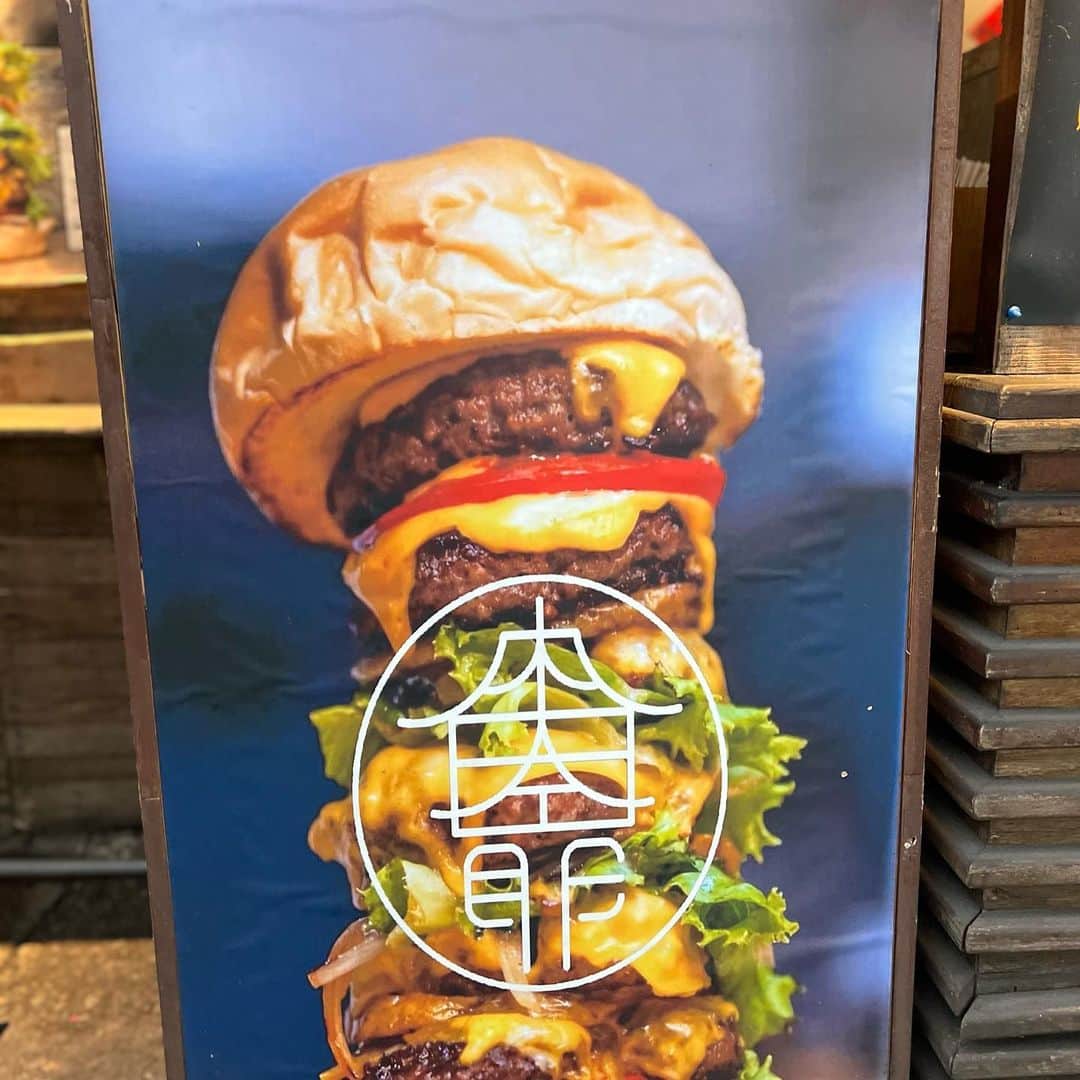 ライナ・ホワンさんのインスタグラム写真 - (ライナ・ホワンInstagram)「Burger 🍔 challenge @meatburgermaster in Taiwan 🇹🇼 watch video here —> https://youtu.be/A_aWqKmG1f8」4月26日 14時25分 - rainaiscrazy