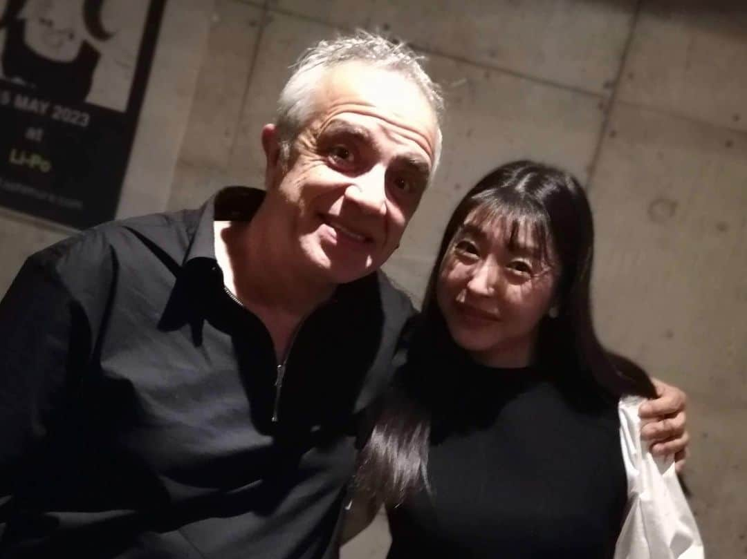 新倉瞳さんのインスタグラム写真 - (新倉瞳Instagram)「Very lucky to meet and jam with maestro Giovanni Sollima!  全力で自慢させて下さいっっ  昨日とあるインタビューを受けた流れでイタリアから来日中のチェリストジョバンニ・ソッリマさんとお目にかかり流れで来週ソッリマさんと即興ワークショップの講師をされる海野幹雄さんと3人拙作チャッコーナでセッションまでしちゃってもう人生何があるか分からなさすぎ」4月26日 14時25分 - hitominiikura