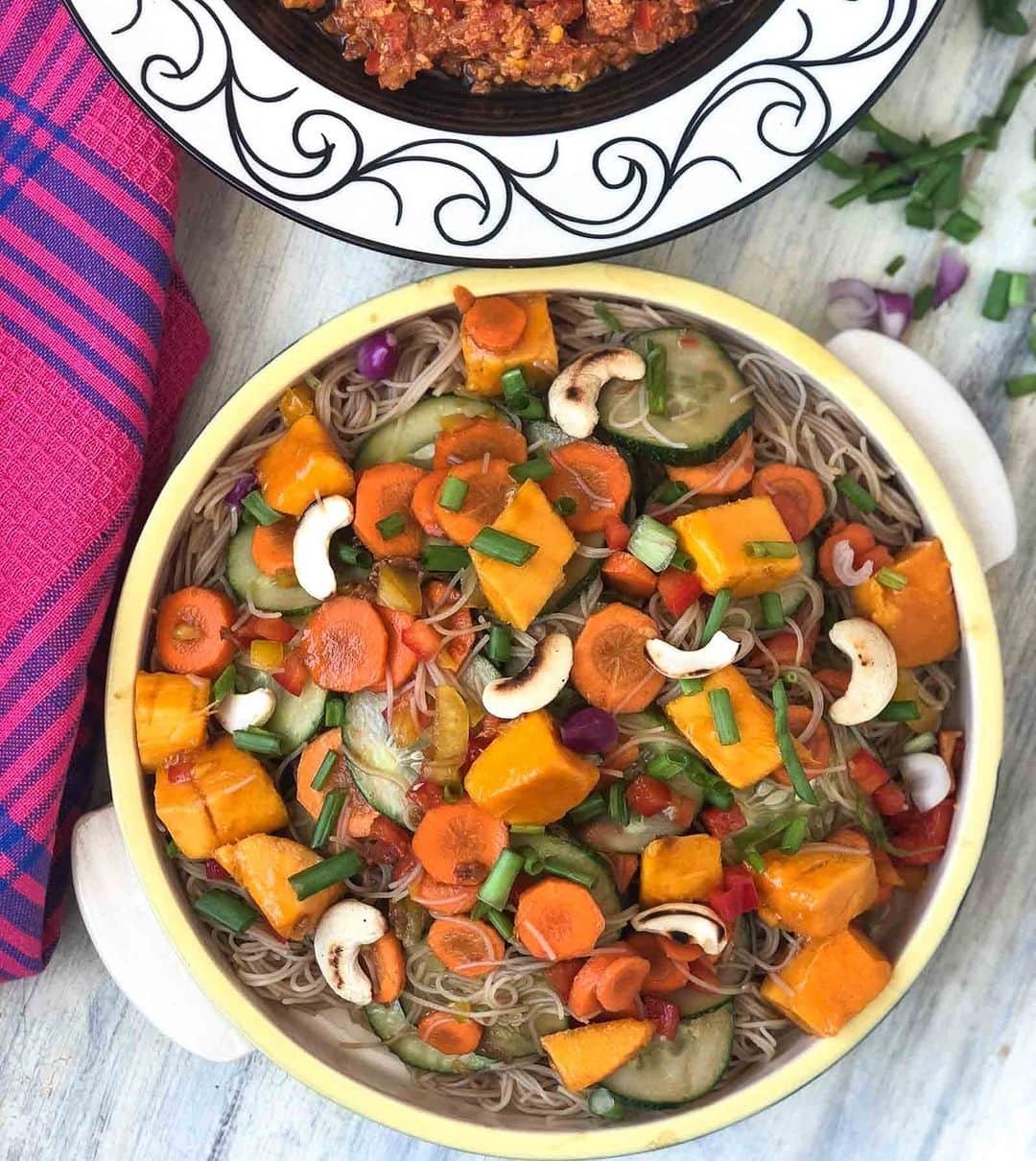 のインスタグラム：「#mangorecipes   A refreshing salad made with rice noodles served over ripened mango, cucumber and carrot and drizzled with a sweet and tangy ginger dressing. The flavour from the grated ginger adds in an extra punch to the salad. You can serve it as a side to your Vietnamese meal with a wrap and drink by the side.  Ingredients 200 grams Rice Vermicelli Noodles (Thin), blanched 1 Cucumber, sliced into roundels 1 Carrot, sliced into roundels 1/2 Red Bell pepper, finely diced 1/2 Yellow Bell Pepper, finely diced 1 Mango (Ripe), cut into cubes 8 sprig Spring Onion, finely chopped 3 sprig Mint Leaves (Pudina), for garnish  10 Cashew nuts, toasted For the dressing 1 inch Ginger, finely grated 4 teaspoon Soy sauce 2 teaspoon Sesame Oil 1/4 cup Lemon juice 1 tablespoon Honey  👉To begin making the Mango Rice Noodle Salad With Cucumber & Carrot Recipe, we will boil the rice noodles over a sauce pan with enough water. This will take about 10 minutes to boil. 👉Once done strain the water and wash the rice noodles under running water to stop cooking. 👉Chop all the vegetables and fruits and keep it ready. 👉To make the dressing, in a bowl, grate the ginger, add soy, honey, sesame oil, lemon juice, pinch of salt and keep mixing till it combines well. 👉Drizzle some dressing onto the boiled rice noodles and toss it well. Place the noodles over a serving plate. 👉Add the remaining dressing to the vegetables and mango and toss well. Place them over the bed of rice noodles, sprinkle spring onions and mint leaves. 👉Add in toasted nuts and serve the Mango Rice Noodle Salad immediately as a refreshing side dish for dinner.」