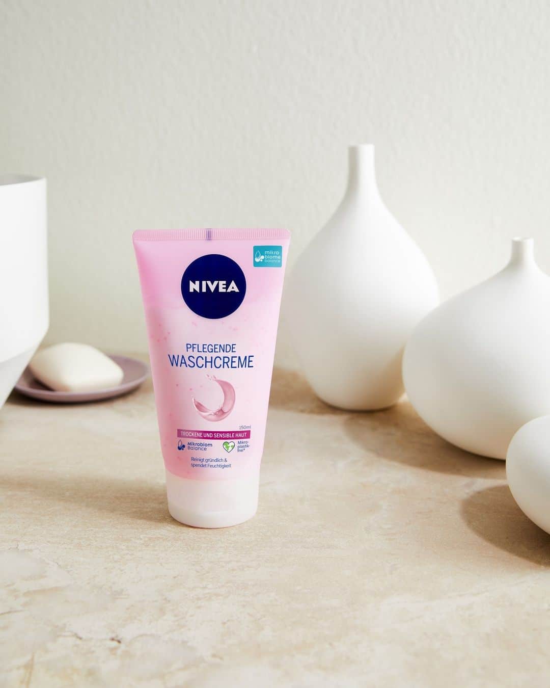 NIVEA Deutschlandのインスタグラム：「Sag tschüss zu aggressiven Gesichtsreinigungen und hallo zu zarter, gepflegter Haut – mit unserer NIVEA Waschcreme. Die milde Formel mit Mandel-Öl schützt die Mikrobiome der Haut und hinterlässt einen strahlenden Teint. | #NIVEA」