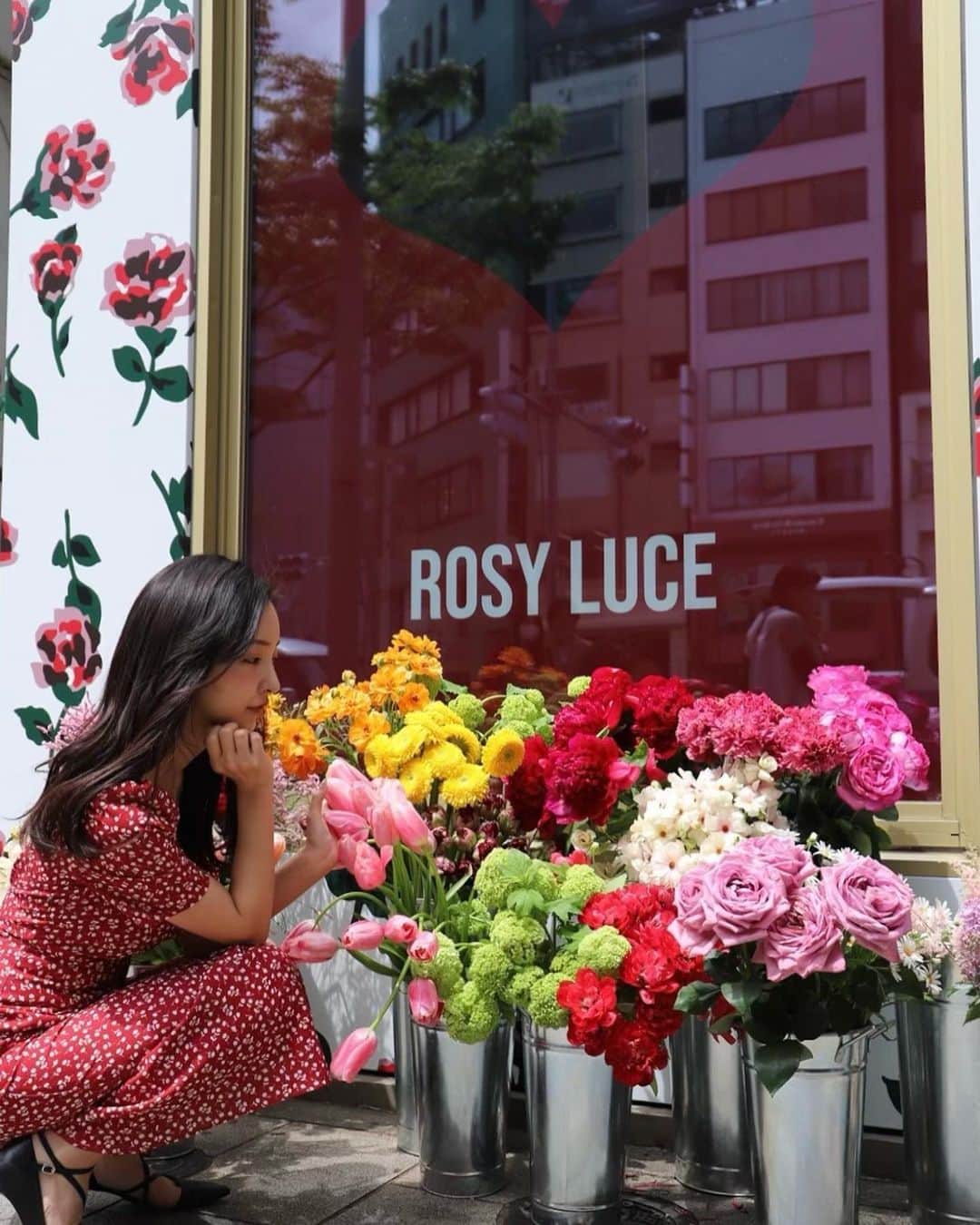 板野友美さんのインスタグラム写真 - (板野友美Instagram)「3日間、Rosy luce salonに 遊びに来て下さった皆さまありがとうございます🌷🐝🌱  今まで2回のSecretイベント経て、 満を持して 初となるPopup Storeを開催しました。  Rosyluce は“女性をエンパワーメントしたい” という気持ちから始まり、 端にお洋服やプロダクトを提供するブランドではなく、 こうしたイベントや、言葉の発信、Rosyluceの世界観を体験してもらい、日々の活力や、モチベーションやセルフラブに繋げてもらいたい🫧　 そんな"価値"を提供できるブランドにしていきたいと思っています。  今回のイベントで、たくさんの方とインタラクティブな コミュニケーションができ、私自身たくさんパワーを頂きました。 そして、新たな課題や、目標も見つかりました😌❤️‍🔥  これからも妥協なく、全力で、楽しいこと、 ドキドキ、ワクワクを生み出し提供していきます。  これからもRosy luceを宜しくお願いします🥀  @rosyluce」4月26日 14時31分 - tomo.i_0703