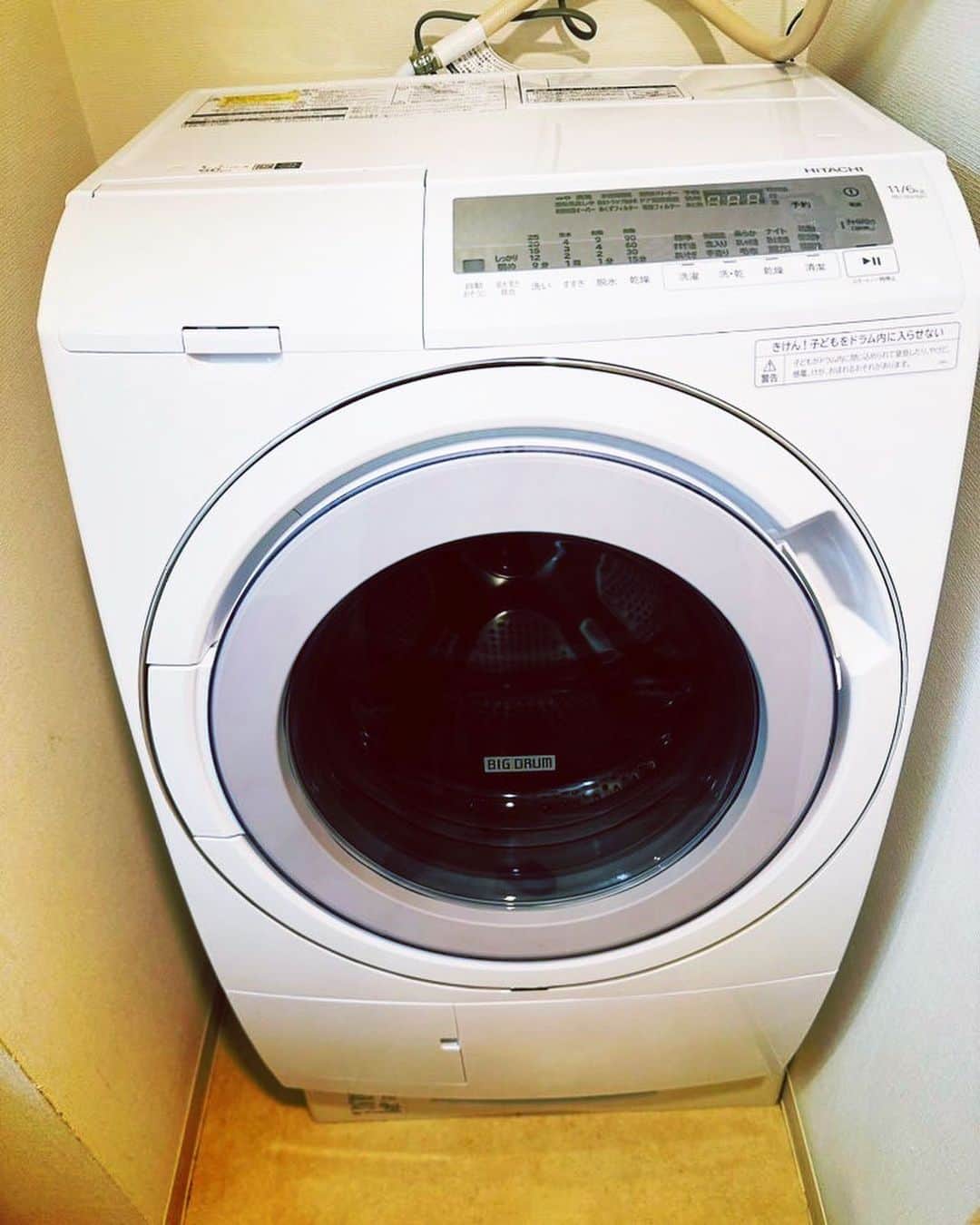 美川憲二さんのインスタグラム写真 - (美川憲二Instagram)「おニューの　洗濯機よ〜😃🥹✨✨✨✨✨✨✨✨✨✨✨✨✨  10年使った　パナソニックドラム式洗濯機に　さよならして👋  今日、届きました‼️  HITACHI  ビッグドラムよ〜😃😀😍💡💡💡💡💡💡💡💡😃👍👍  HITACHIだけの特権‼️  風アイロンだから　乾燥機にかけても  ワイシャツ👔もシワにならないのーー😍💓💓💓💓  素晴らしい😀👍👍  あぁーん❤️  このおニューの　洗濯機で  ラグビー🏉部、柔道部、野球部⚾️の　  臭い、臭い😍🍄🍄🍄🍄💦💦💦💦💦  ユニホーム、パンツ🩲を　いくらでも洗ってあげたい〜🥰😍💕💕💕💕💕💕💕💕💕　笑。  ヒデコ寮‼️生活希望の　体育大学生  待ってるわよ〜😃😀💡💡💡  日体大‼️  国士舘‼️  それそれ〜😍😋🍄🍄⤴️⤴️ #hitachi  #ビッグドラム  #ビッグドラム式洗濯乾燥機  #風アイロンでシワほぼない  #hitachiの特許よ #素晴らしい洗濯機 #おニューの洗濯機 #みんな洗ってあげたい #日体大 #国士舘大学 #体育会系大学生ウェルカム #それそれー #美川憲二 #ヒデコフランセスカ #オネェ系 #ものまね」4月26日 14時42分 - mikawakenji