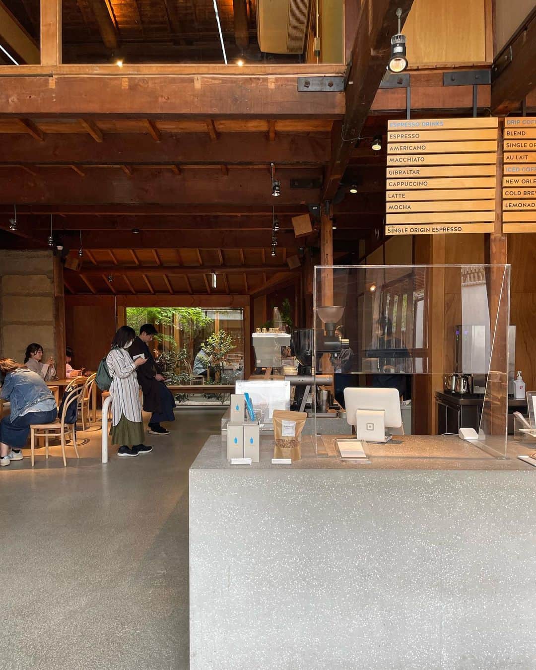 佐藤優萌のインスタグラム：「bluebottlecoffee🫶🏻 急に南禅寺行きたくなって1年半ぶりくらいに行ってみた」