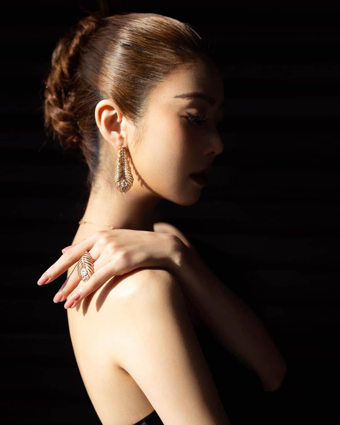 フィオナ・シットのインスタグラム：「Boucheron feathers 🪶 that sparks magic」