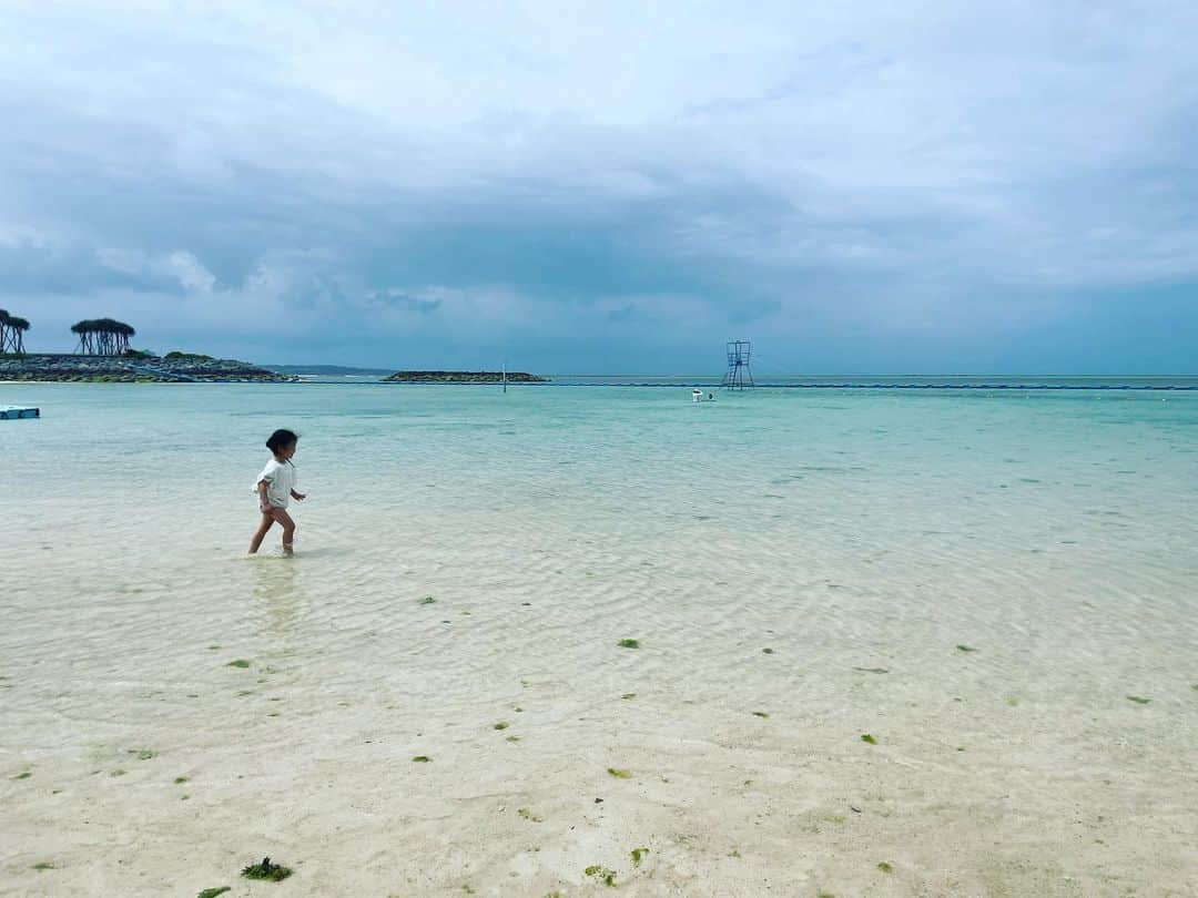 沼田由花さんのインスタグラム写真 - (沼田由花Instagram)「春休みに沖縄へ行ってきました🌊  沖縄が大好きで久しぶりに行けて良かったです✨ ヤマト君は飛行機も初めてで大興奮でした💙  那覇空港の近くにウミカジテラスというところでお昼を食べて、飛行機が着陸するのを間近で見られるのでみんな大興奮🛩 お子様がいらっしゃる方は是非行ってみて下さい💙  ホテルはアラマハイナコンドホテルに泊まって、めっちゃ良かったです✨  ご飯も美味しかったし、お土産屋さんもあるし、ホテルも綺麗✨  4月は肌寒いけど、沖縄気分でプールに入ったり、海で水遊びしたり✨  美味しいものを沢山食べて、沢山飲んで✨  家族で濃厚な時間を過ごすことができました😆 いつもパパありがとう✨  ゴールデンウィークに旅行行かれる方も多いかと思います😆 楽しんでください💖  #家族旅行 #家族時間 #アーシング #沖縄」4月26日 14時45分 - yuka_numata