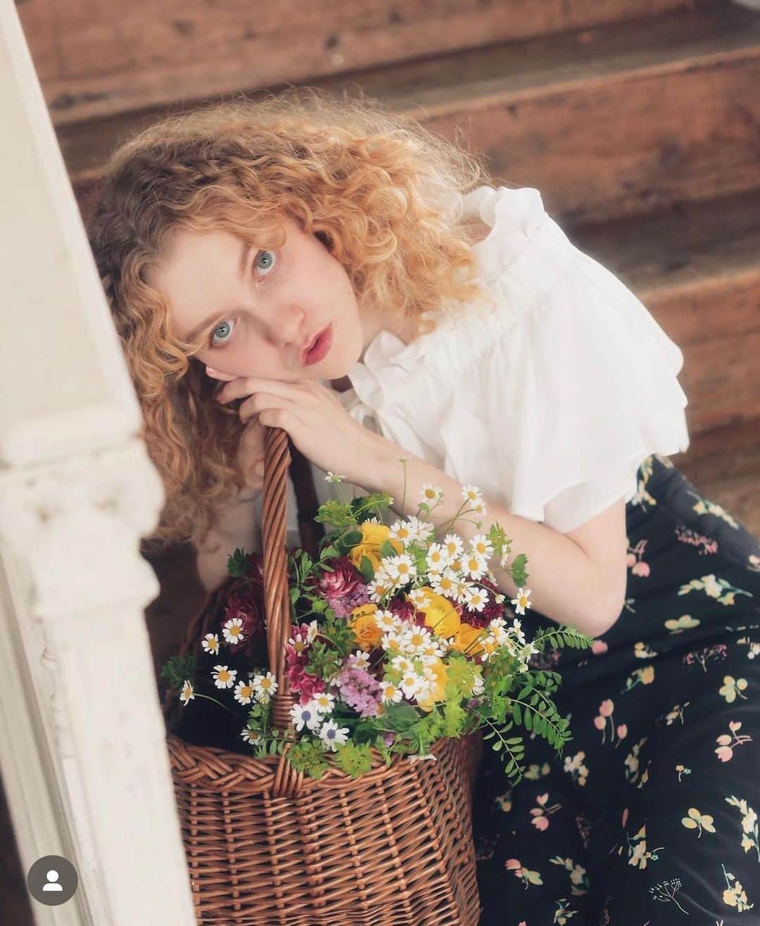 Fleur Fleurのインスタグラム：「多謝大家收睇尋晚嘅直播🥹💐✨✨ 我哋今日會陸續回覆大家嘅message 今日入數嘅item將會今日內寄出 今日買即刻寄🎁👌🏼  記得使用直播裏面嘅優惠呀💝 新作留言直播下留言後可享有八折之外 購買兩件可享免費順豐送貨服務🚚👌🏼  記得使用直播嘅小優惠啊💖 門市全部都係現貨發售 歡迎上嚟門市試穿👗 或者用WhatsApp直接購買都得 WhatsApp查詢熱線：5572 9458 銅鑼灣門市：恩平道52號2樓A室」