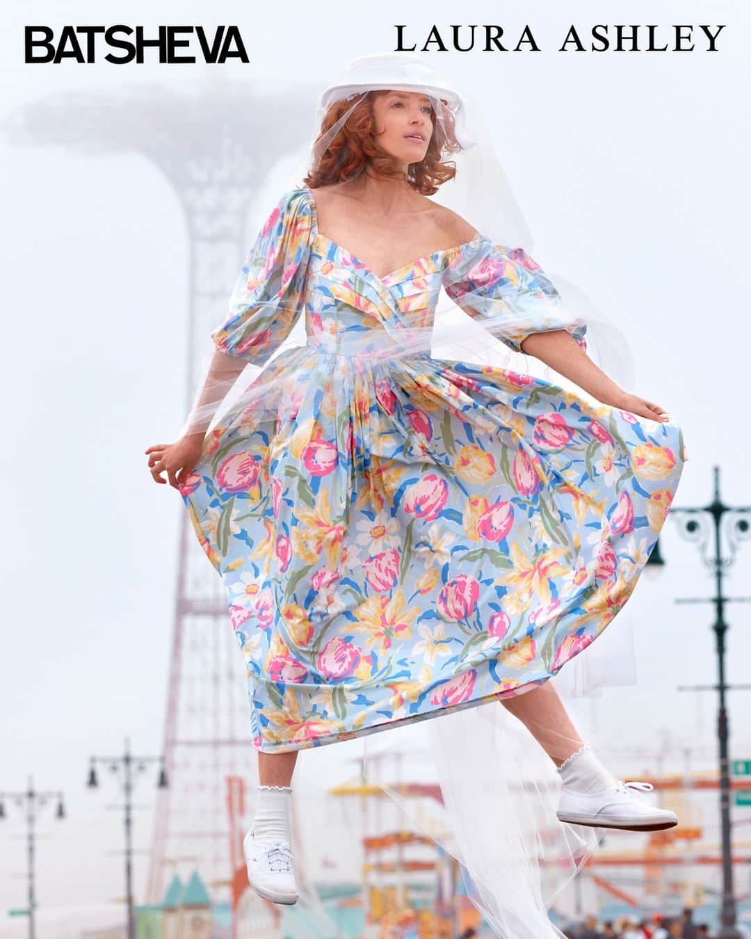 ローラアシュレイのインスタグラム：「BATSHEVA x LAURA ASHLEY: A springtime display of tulips mixed with daffodils, this 1990s gouache-painted floral design was inspired by a piece of painted artwork found in the Laura Ashley archive. ⁣ ⁣ Now available on @batshevadress and coming soon to @netaporter⁣ #BatshevaxLauraAshley @batshevadress」