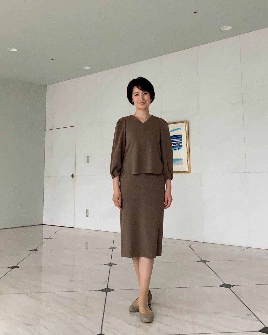 野村真季のインスタグラム：「ANNニュース 着用衣装  4/22 朝ニュース/昼ニュース セットアップに見えて、実はワンピース。  #テレビ朝日 #アナウンサー #アナウンサー衣装 #ootd  #ワンピース #doneeyu  #40代コーデ #40代ファッション #50代ファッション #大人コーデ #大人ファッション  #野村真季」