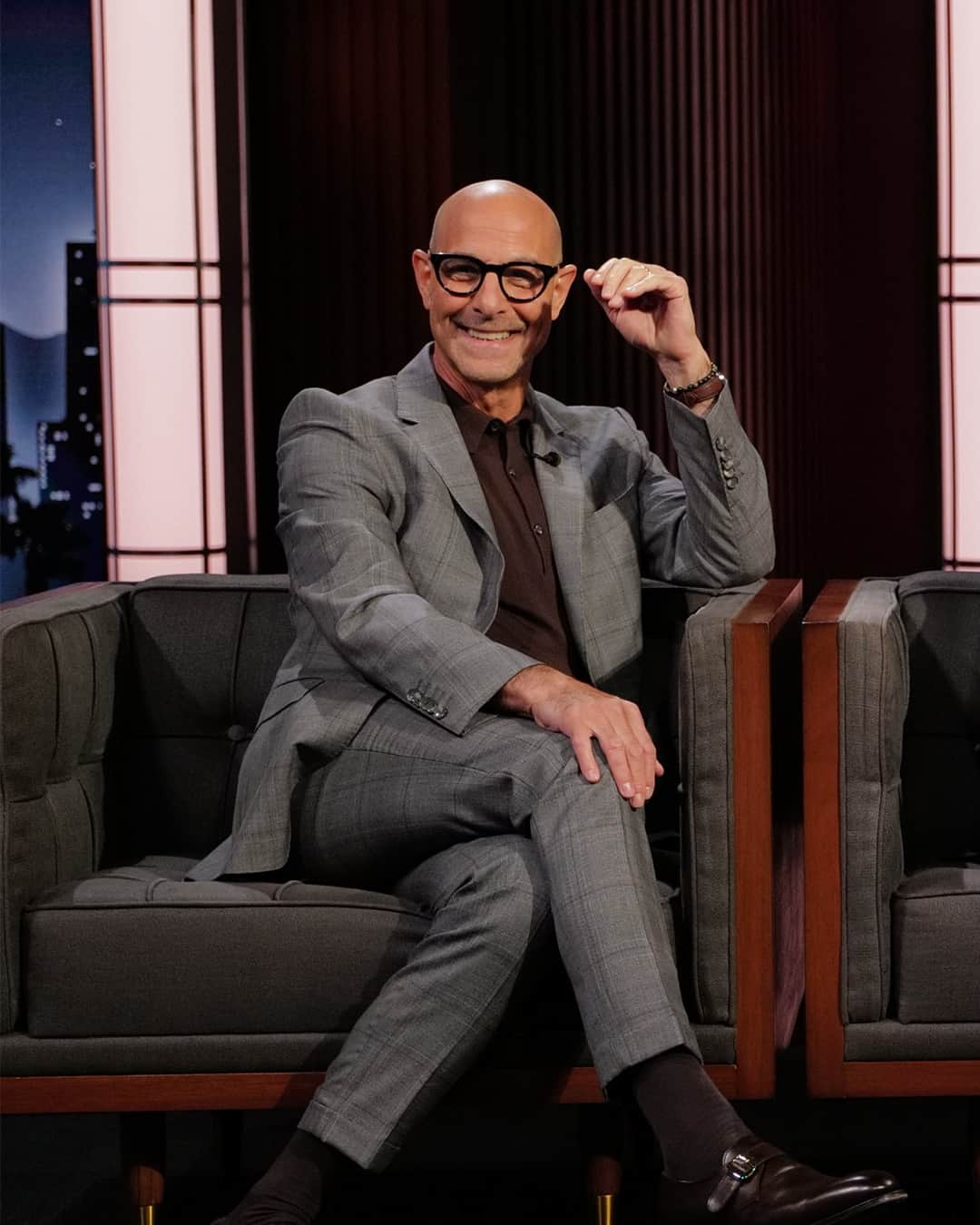 のインスタグラム：「Actor @stanleytucci wears our Finchley polo in Coffee Bean on @jimmykimmellive, styled by @cheryl_konteh.  #stanleytucci #jimmykimmel #johnsmedley」