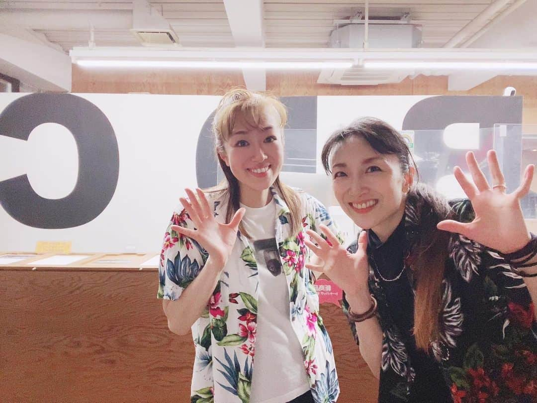 大真みらんのインスタグラム：「みっちゃんがハードスケジュールの中BDC JAZZクラスに来てくれた❣️ 芸事に真っ直ぐ🏃‍♀️流石っす⭐️ 宝塚音楽学校予科本科生時代、そして初舞台👯‍♀️苦楽を共にした同期✨久々の再会は話が尽きない💋💋 年末のディナーショー🎤🕺 振付＆出演、尽力しやっす💪 しかし２枚目写真📸めちゃ嬉しそっ自分😆 初舞台から25年かぁ〜💦 はやぁ〜😅いわっ #bdctokyo @bdctokyo  #同期　#元男役　#北翔海莉  #84期　#dance #jazz  出逢いから #27年」