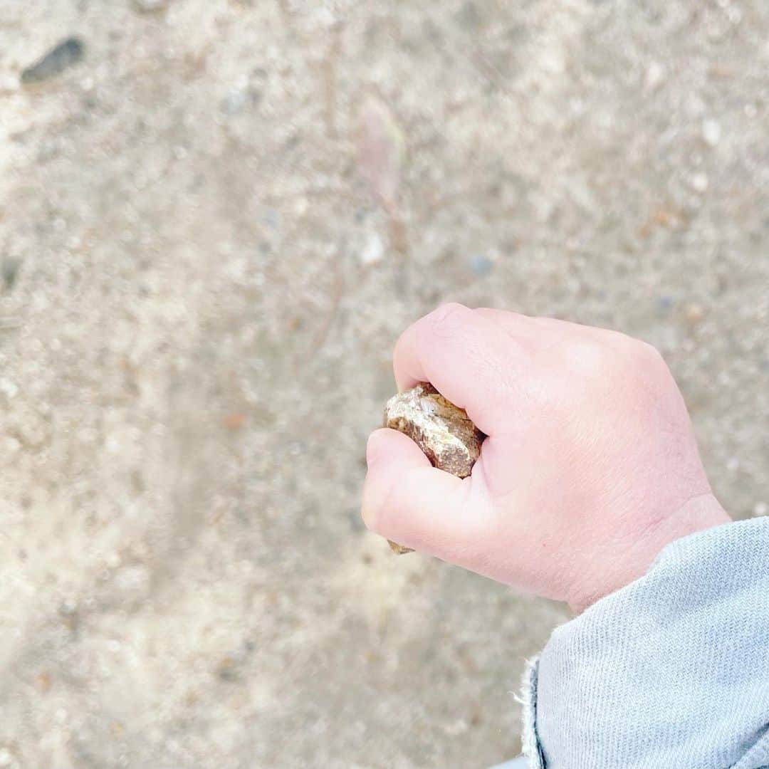 平野由実のインスタグラム：「石ブーム。 公園での日課は、石拾い。 でも、手のひらが汚れるのが嫌い。 なので、謎の手の甲使い。  #1歳児 #子育て #3人育児 #末っ子 #育児 #ちょっと前の写真」