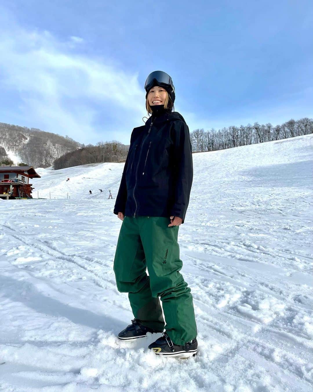 高尾千穂のインスタグラム：「もう一回くらい、と思っていましたが、今シーズンの私の雪上の活動終了です。 終盤は雪が少なく、予定通りにいかなかった部分もありますが、やりたかったことはまた来シーズンに持ち越したいと思います。  毎シーズンわたしのスキー活動を支えてくれている家族、スキー場の皆様、共に活動してくれるスクールのみんなに感謝です。ありがとうございました！」