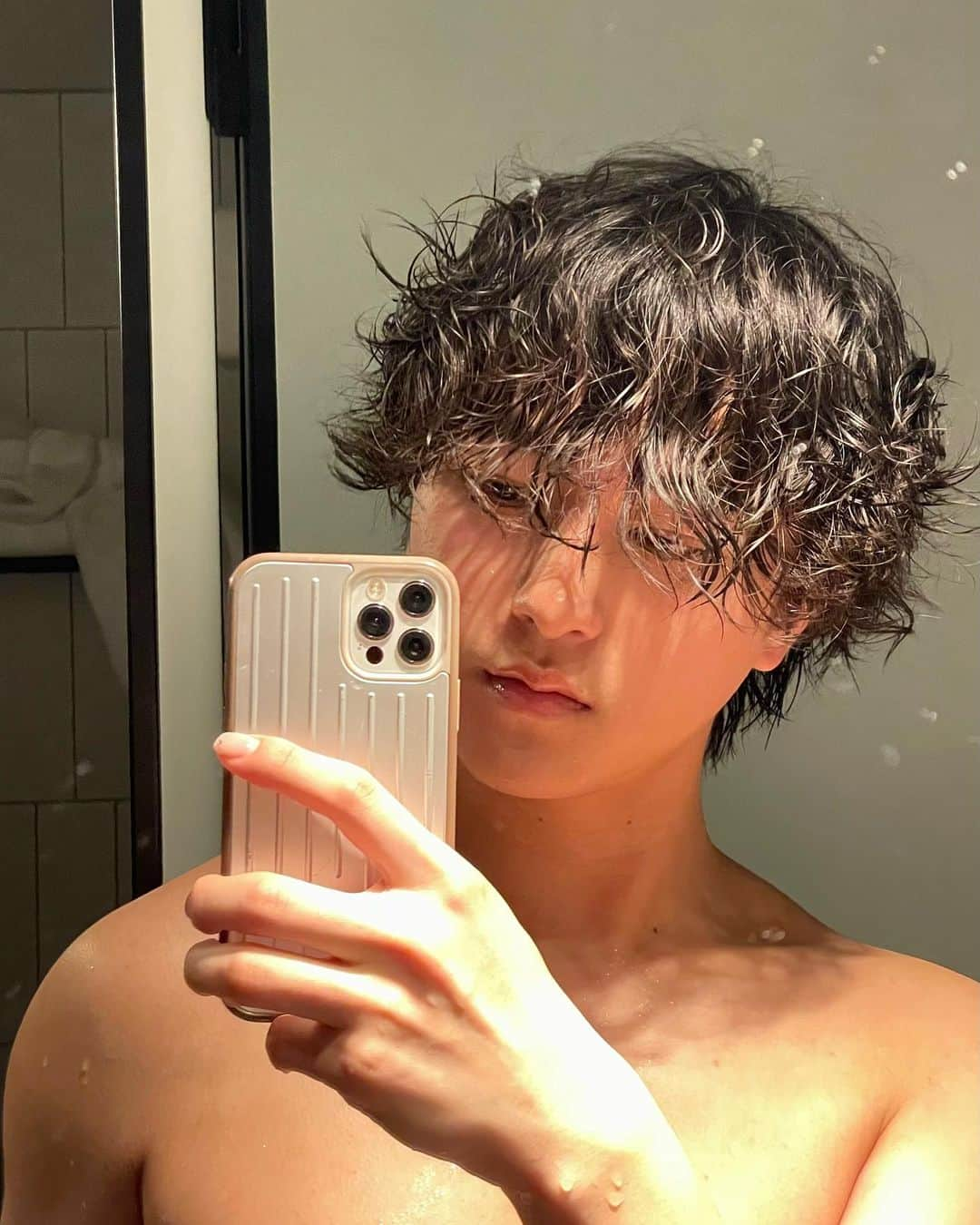 まきとんさんのインスタグラム写真 - (まきとんInstagram)「look good my skin💚  僕も22歳になって綺麗な肌でいれるのはスキンケアを毎日欠かさずしているから！ 保湿はもちろんエイジングケア美容液もしています！ 僕がおすすめしたいのは コスメデコルテ/ @decorte_official の『リポソーム アドバンスト　リペアセラム』 テクスチャもしっとりで乗せると肌も気持ちいい！  美肌カプセルの多重層バイオリポソームが1滴に1兆個*入っているんだって！ (*1滴0.1mLとして算出(概算値)) 今が人生で一番若い時だからきちんとスキンケアしてあげよう  未来の自分のためにもこれからも継続します！ . . . #リポソーム美容液 #リポソームアドバンストリペアセラム #コスメデコルテ #1滴に1兆個 #decorte_pr」4月26日 15時02分 - lv_iw