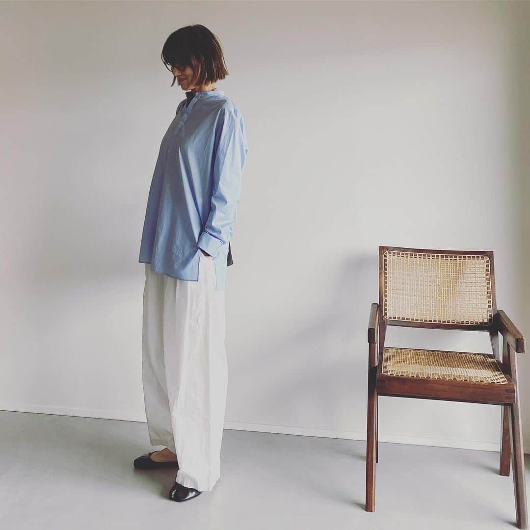 坪田あさみのインスタグラム：「おしゃれプロの所有率100%じゃないかと思う ブランドの話。（私調べ)  またまたシャツです😂 こちらはエイトンのもの。 @aton_tokyo  エクラプレミアムの企画でセレクトさせていただきました。 @eclat.magazine   エイトンは言わずもがなベーシックながら 上質かつこだわりの素材で、冒頭で書いたように、 私の周りのおしゃれプロ所有率100%じゃないかと思う ブランドです。 流行にあまり関係なく、とにかくずっと使えて、 品質が良く、着回し力が凄い。  着用してるのは着丈長めのバンドカラー。 コーディネートが無限にできるブルーを選びました。  アウトにしても長すぎずお腹やお尻まわりを カバーしてくれるし、力の抜けたムードにも見せてくれます。  もちろん前だけインも可能だし、 写真5、6枚目のようにコンビネゾンの中にまで 着られてしまうという🙌🏼  一枚あると本当重宝します☺️  集英社の通販サイトエクラプレミアムで販売中ですので よかったらご覧ください🫶🏼 （写真をタップすれば飛べます）  #大人カジュアル #大人カジュアルスタイル #大人カジュアルファッション #大人カジュアルコーデ #きれいめコーデ #大人カジュアルコーディネート #大人カジュアル服　#こなれ感 #こなれカジュアル #こなれ #こなれコーデ　#40代 #40代ファッション #40代コーデ　#50代 #50代ファッション #50代コーデ  #エクラプレミアム #エイトン」