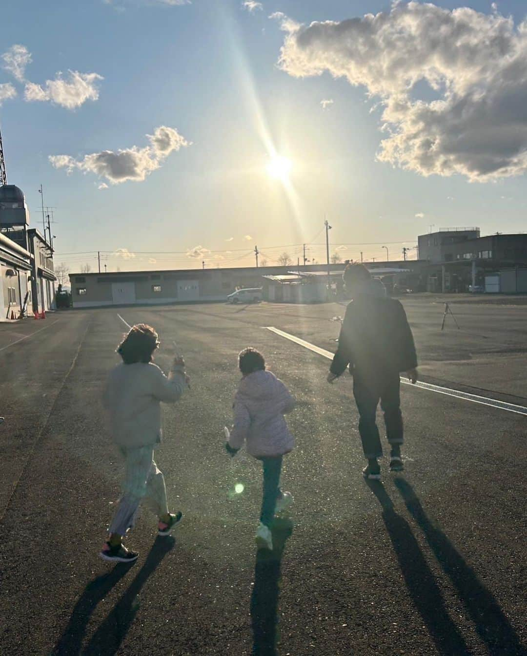 田村淳のインスタグラム：「ロケットマイスター取得しました。  これでロケット教室を開くことができます。 1番最初の教室は自分の娘たちに開きました。 手作りロケットが空高く打ち上がる様子を見て、大興奮♡ その姿を見てパパも大興奮。  ロケットマイスター取得して良かった✨ 植松さん、植松電機のみなさんありがとうございました。  娘たちへ 君たちは夢を沢山持ってください そしてその夢を沢山の人に語ってください 誰かが一緒にやろう！ 何か手伝えることはないですか？ と声をかけてくれるはず^_^ きっと馬鹿にする人も現れるだろうけれど そんな人の話には耳を傾けなくてよい。 人の夢を応援できる人になってください。  　　　　　　　　　パパより」