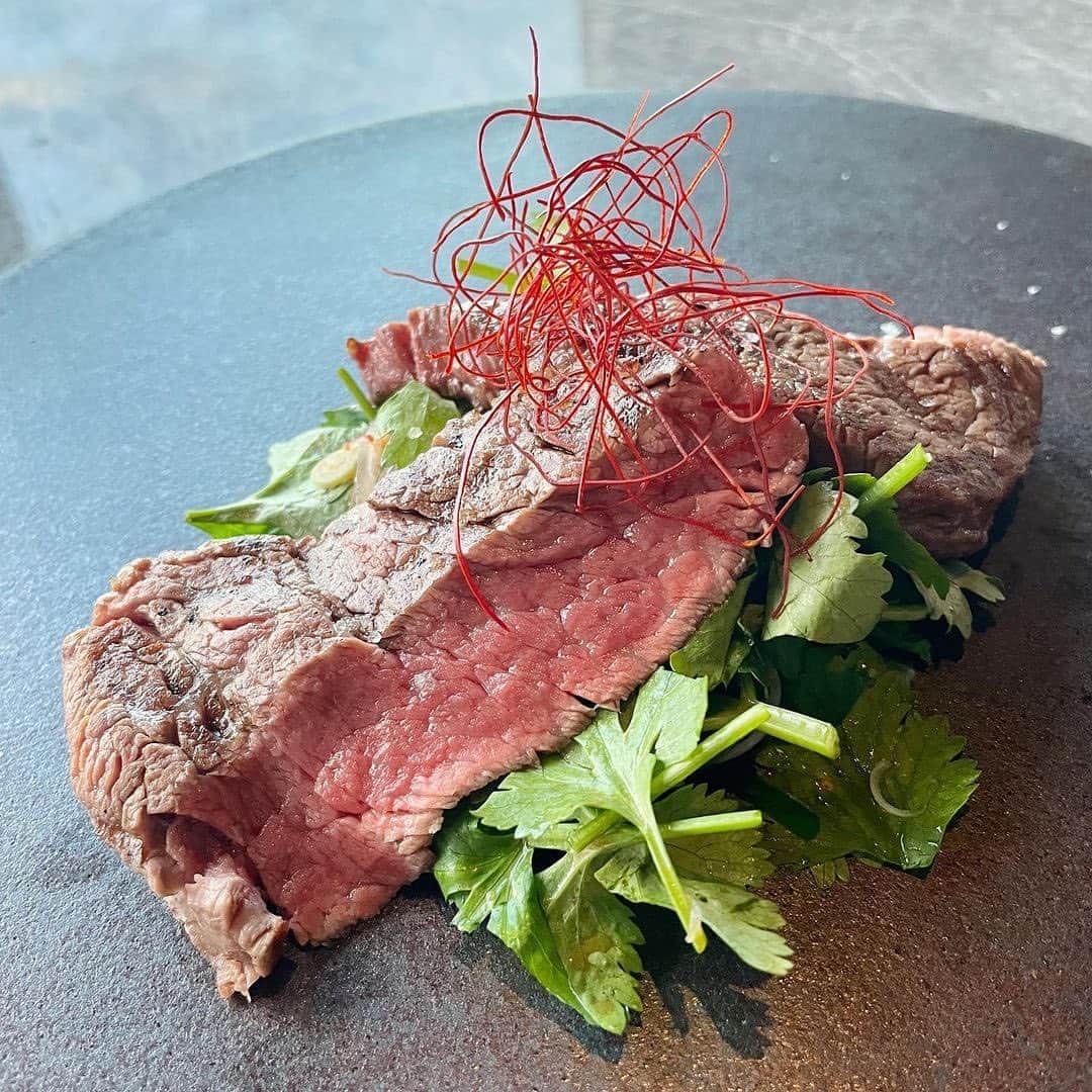 のインスタグラム：「レアで焼き上げた飛騨牛は肉厚でジューシー。食べ応えもありのボリューム満点のお料理です！ photo by @tokyohalfie  #longrain #longraintokyo #thaifood #nightview #tokyotower#ロングレイン #タイ料理 #恵比寿グルメ #東京グルメ #恵比寿ガーデンプレイス #夜景 #夜景レストラン #東京タワー夜景 #東京タワーが見える店#恵比寿ランチ #恵比寿ディナー #モダンレストラン #東京タワー #カオヤム #ビールにあう#東京ランチ#東京ディナー」