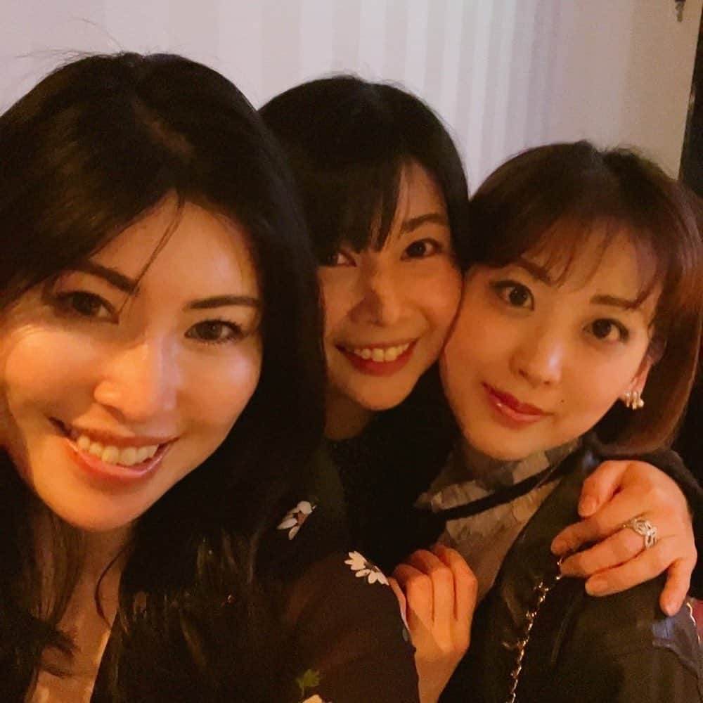 中山真見さんのインスタグラム写真 - (中山真見Instagram)「最近のあれこれ〜☺️ ・ 普段は全くお酒を飲みませんが、 お友達と飲みに行って、喋って歌ってワイワイするのは大好き！ それが最近のストレス発散〜❣️ ・ 皆、会話力が高くて面白くて😂自分の考えも整理できたりするし、新しい発見もあるし、人と話すって大事だなーと思います☺️ ・ 因みに、シャンパン🥂が好きなのですが、 飲みすぎると頭痛がするので身体には合わないようです。 ワインも特に赤はダメ😭 で、蒸留酒は身体に合うみたいで、ウイスキーやテキーラは頭痛にならず悪酔いせず飲めます😆 ・ ・ #シャンパン #テキーラ #ハイボール #夜遊び」4月26日 15時10分 - nakayamamami