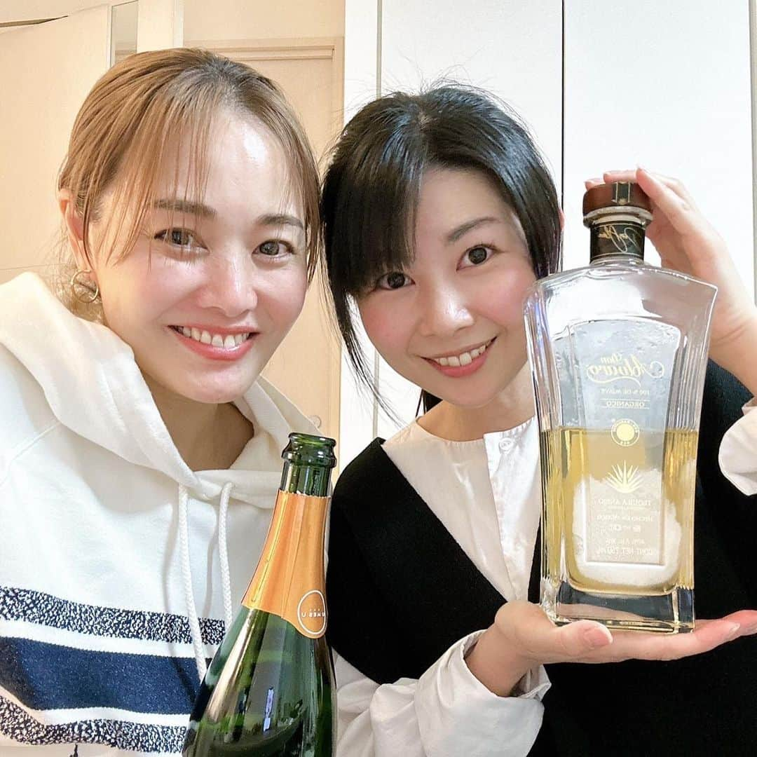 中山真見さんのインスタグラム写真 - (中山真見Instagram)「最近のあれこれ〜☺️ ・ 普段は全くお酒を飲みませんが、 お友達と飲みに行って、喋って歌ってワイワイするのは大好き！ それが最近のストレス発散〜❣️ ・ 皆、会話力が高くて面白くて😂自分の考えも整理できたりするし、新しい発見もあるし、人と話すって大事だなーと思います☺️ ・ 因みに、シャンパン🥂が好きなのですが、 飲みすぎると頭痛がするので身体には合わないようです。 ワインも特に赤はダメ😭 で、蒸留酒は身体に合うみたいで、ウイスキーやテキーラは頭痛にならず悪酔いせず飲めます😆 ・ ・ #シャンパン #テキーラ #ハイボール #夜遊び」4月26日 15時10分 - nakayamamami