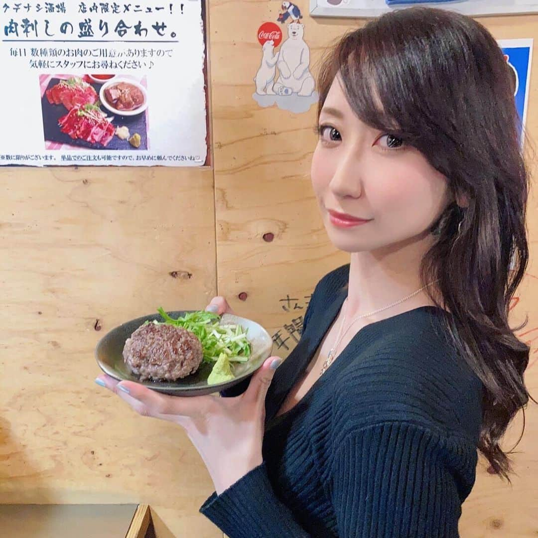 紺野ミクさんのインスタグラム写真 - (紺野ミクInstagram)「新鮮で美味しいお肉食べにいこ🥰？  Let's go eat delicious meat together?🥰💕 . . 桜木町駅から5分✨数多くの飲食店が並ぶ野毛小路の奥にあるお店【ロクデナシ酒場】さんにお邪魔しました～☺️💕  店内はロクデナシ酒場の名の通り？エッチなポスターだらけです❣️wwあたしにぴったり！と思ったけど載せれないのでモザイクを🤣  お腹ペコペコの中今回いただいたのはこちら🥳  親父のポテサラ 山形の出汁やっこ きゅうりの梅肉和え  和牛100%ハンバーグ ネギ塩まみれ牛タン 和牛頬肉刺し 霜降りザブトン 北海道産A5和牛肩ロース炙り刺し 〆のカレーまで食べたw etc...  お肉がイチオシのお店ですが、ポテサラに始まりどれも本当に美味しかった😭 鮮度抜群なお肉を使った料理はどれもとろけるほど柔らかくて幸せすぎたし、ずっと食べていたかった🤤🍖  特にハンバーグと、卵をつけて食べるすき焼き風のA5和牛肩ロースは行ったら絶対食べてほしー😍❤️ほんっっとうにトロける！飲み込みたくない🥹w  目の前の鉄板で焼いてくれるのでテンションもあがるし、店員さんが皆とっても楽しく気さくなのて話も大盛り上がり✨ 気づいたらビール・レモンサワー・赤兎馬 に加え顔くらいあるメガハイボールを3杯飲んでいた🤣  あまりの食べっぷりと飲みっぷりに苦笑いされていたかもしれないww でもそれくらい美味しくて楽しいお店でした❤️❤️  夕方から満席になるほど大人気のお店なので、楽しくワイワイ飲みながら美味しいお肉を食べたい方は絶対行って～🥰  私もまたぜひ行かせていただきまーす🍻☺️ . . . PR @rokudenashisakaba #ロクデナシ酒場 #桜木町グルメ #桜木町ディナー #桜木町居酒屋 #桜木町飲み放題 #野毛はしご酒 #日ノ出町 #肉料理 #野毛 #野毛飲み  #野毛グルメ #セクシー女優  #三上悠亜  #紗倉まな  #明日花キララ  #グラビア #モデル  #model #sexy #instagood #japanesegirl  #asiangirls  #followme」4月26日 15時11分 - konnomiku