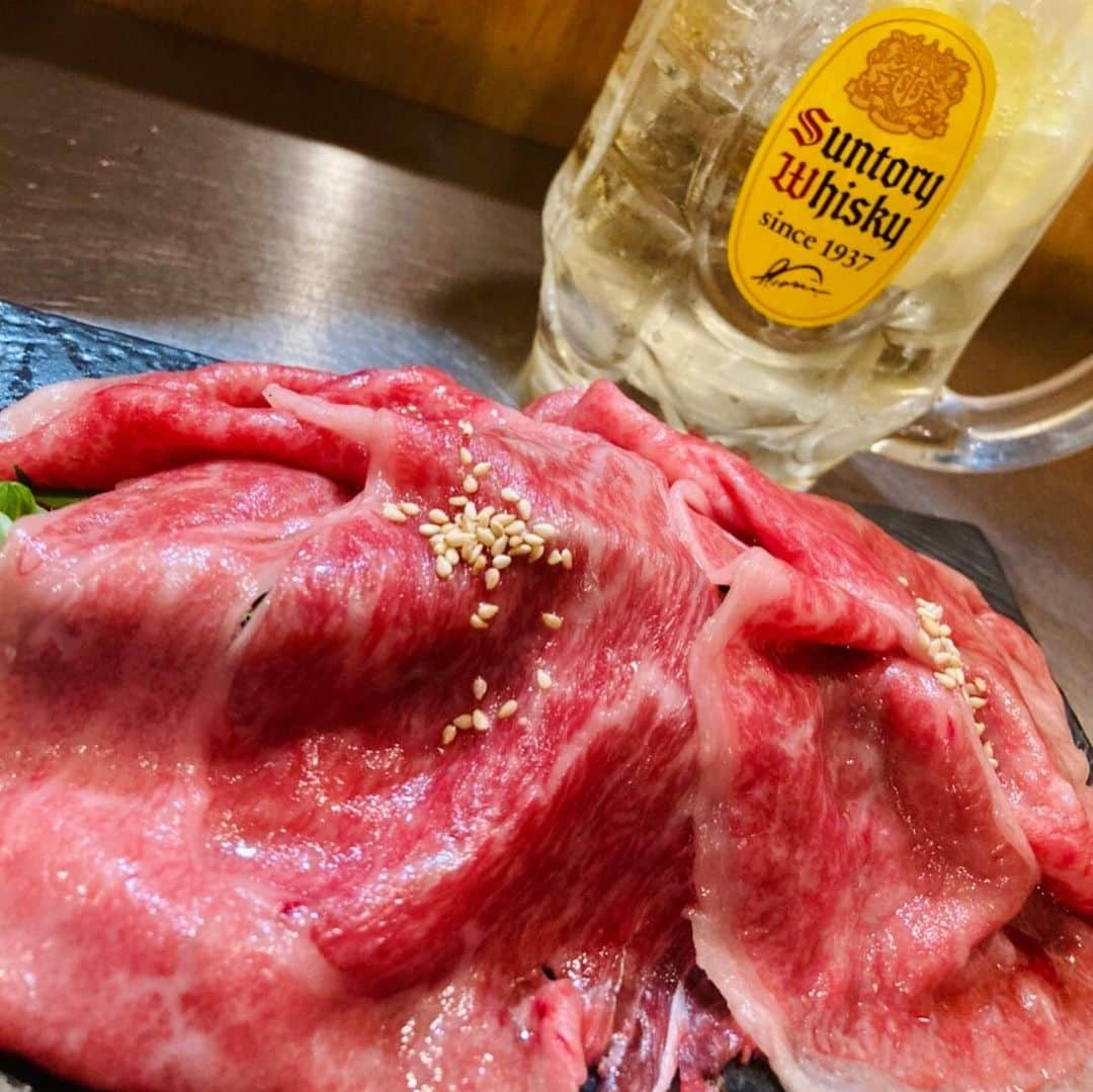 紺野ミクさんのインスタグラム写真 - (紺野ミクInstagram)「新鮮で美味しいお肉食べにいこ🥰？  Let's go eat delicious meat together?🥰💕 . . 桜木町駅から5分✨数多くの飲食店が並ぶ野毛小路の奥にあるお店【ロクデナシ酒場】さんにお邪魔しました～☺️💕  店内はロクデナシ酒場の名の通り？エッチなポスターだらけです❣️wwあたしにぴったり！と思ったけど載せれないのでモザイクを🤣  お腹ペコペコの中今回いただいたのはこちら🥳  親父のポテサラ 山形の出汁やっこ きゅうりの梅肉和え  和牛100%ハンバーグ ネギ塩まみれ牛タン 和牛頬肉刺し 霜降りザブトン 北海道産A5和牛肩ロース炙り刺し 〆のカレーまで食べたw etc...  お肉がイチオシのお店ですが、ポテサラに始まりどれも本当に美味しかった😭 鮮度抜群なお肉を使った料理はどれもとろけるほど柔らかくて幸せすぎたし、ずっと食べていたかった🤤🍖  特にハンバーグと、卵をつけて食べるすき焼き風のA5和牛肩ロースは行ったら絶対食べてほしー😍❤️ほんっっとうにトロける！飲み込みたくない🥹w  目の前の鉄板で焼いてくれるのでテンションもあがるし、店員さんが皆とっても楽しく気さくなのて話も大盛り上がり✨ 気づいたらビール・レモンサワー・赤兎馬 に加え顔くらいあるメガハイボールを3杯飲んでいた🤣  あまりの食べっぷりと飲みっぷりに苦笑いされていたかもしれないww でもそれくらい美味しくて楽しいお店でした❤️❤️  夕方から満席になるほど大人気のお店なので、楽しくワイワイ飲みながら美味しいお肉を食べたい方は絶対行って～🥰  私もまたぜひ行かせていただきまーす🍻☺️ . . . PR @rokudenashisakaba #ロクデナシ酒場 #桜木町グルメ #桜木町ディナー #桜木町居酒屋 #桜木町飲み放題 #野毛はしご酒 #日ノ出町 #肉料理 #野毛 #野毛飲み  #野毛グルメ #セクシー女優  #三上悠亜  #紗倉まな  #明日花キララ  #グラビア #モデル  #model #sexy #instagood #japanesegirl  #asiangirls  #followme」4月26日 15時11分 - konnomiku