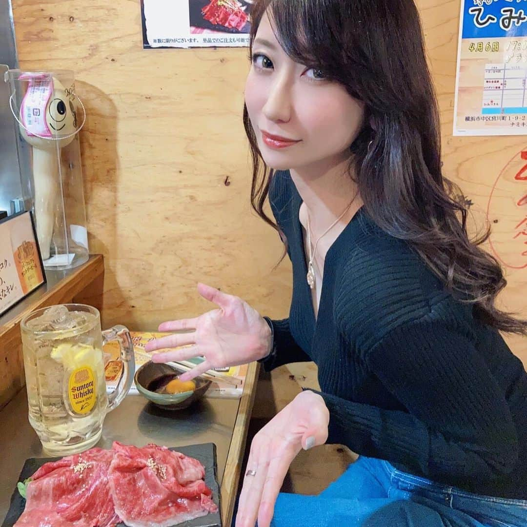 紺野ミクさんのインスタグラム写真 - (紺野ミクInstagram)「新鮮で美味しいお肉食べにいこ🥰？  Let's go eat delicious meat together?🥰💕 . . 桜木町駅から5分✨数多くの飲食店が並ぶ野毛小路の奥にあるお店【ロクデナシ酒場】さんにお邪魔しました～☺️💕  店内はロクデナシ酒場の名の通り？エッチなポスターだらけです❣️wwあたしにぴったり！と思ったけど載せれないのでモザイクを🤣  お腹ペコペコの中今回いただいたのはこちら🥳  親父のポテサラ 山形の出汁やっこ きゅうりの梅肉和え  和牛100%ハンバーグ ネギ塩まみれ牛タン 和牛頬肉刺し 霜降りザブトン 北海道産A5和牛肩ロース炙り刺し 〆のカレーまで食べたw etc...  お肉がイチオシのお店ですが、ポテサラに始まりどれも本当に美味しかった😭 鮮度抜群なお肉を使った料理はどれもとろけるほど柔らかくて幸せすぎたし、ずっと食べていたかった🤤🍖  特にハンバーグと、卵をつけて食べるすき焼き風のA5和牛肩ロースは行ったら絶対食べてほしー😍❤️ほんっっとうにトロける！飲み込みたくない🥹w  目の前の鉄板で焼いてくれるのでテンションもあがるし、店員さんが皆とっても楽しく気さくなのて話も大盛り上がり✨ 気づいたらビール・レモンサワー・赤兎馬 に加え顔くらいあるメガハイボールを3杯飲んでいた🤣  あまりの食べっぷりと飲みっぷりに苦笑いされていたかもしれないww でもそれくらい美味しくて楽しいお店でした❤️❤️  夕方から満席になるほど大人気のお店なので、楽しくワイワイ飲みながら美味しいお肉を食べたい方は絶対行って～🥰  私もまたぜひ行かせていただきまーす🍻☺️ . . . PR @rokudenashisakaba #ロクデナシ酒場 #桜木町グルメ #桜木町ディナー #桜木町居酒屋 #桜木町飲み放題 #野毛はしご酒 #日ノ出町 #肉料理 #野毛 #野毛飲み  #野毛グルメ #セクシー女優  #三上悠亜  #紗倉まな  #明日花キララ  #グラビア #モデル  #model #sexy #instagood #japanesegirl  #asiangirls  #followme」4月26日 15時11分 - konnomiku