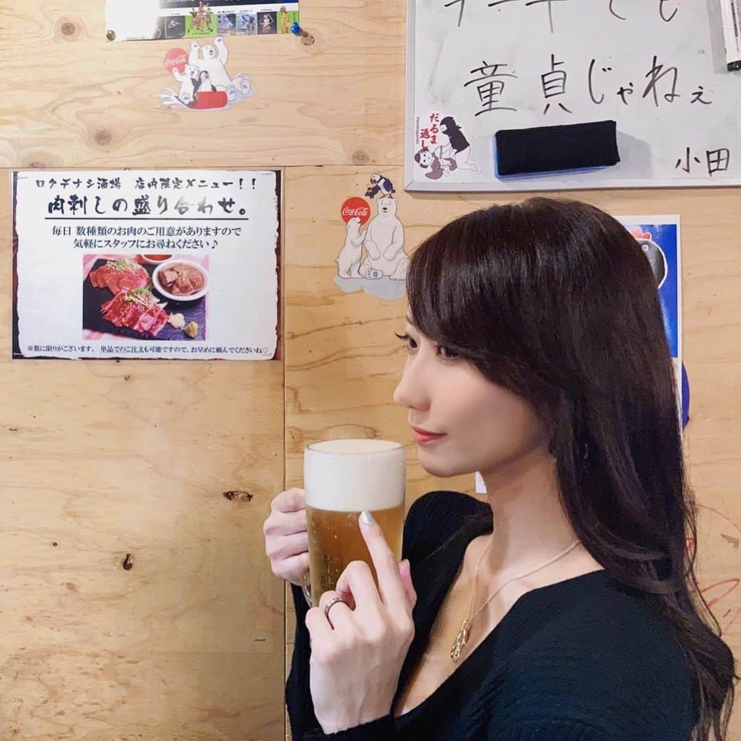 紺野ミクさんのインスタグラム写真 - (紺野ミクInstagram)「新鮮で美味しいお肉食べにいこ🥰？  Let's go eat delicious meat together?🥰💕 . . 桜木町駅から5分✨数多くの飲食店が並ぶ野毛小路の奥にあるお店【ロクデナシ酒場】さんにお邪魔しました～☺️💕  店内はロクデナシ酒場の名の通り？エッチなポスターだらけです❣️wwあたしにぴったり！と思ったけど載せれないのでモザイクを🤣  お腹ペコペコの中今回いただいたのはこちら🥳  親父のポテサラ 山形の出汁やっこ きゅうりの梅肉和え  和牛100%ハンバーグ ネギ塩まみれ牛タン 和牛頬肉刺し 霜降りザブトン 北海道産A5和牛肩ロース炙り刺し 〆のカレーまで食べたw etc...  お肉がイチオシのお店ですが、ポテサラに始まりどれも本当に美味しかった😭 鮮度抜群なお肉を使った料理はどれもとろけるほど柔らかくて幸せすぎたし、ずっと食べていたかった🤤🍖  特にハンバーグと、卵をつけて食べるすき焼き風のA5和牛肩ロースは行ったら絶対食べてほしー😍❤️ほんっっとうにトロける！飲み込みたくない🥹w  目の前の鉄板で焼いてくれるのでテンションもあがるし、店員さんが皆とっても楽しく気さくなのて話も大盛り上がり✨ 気づいたらビール・レモンサワー・赤兎馬 に加え顔くらいあるメガハイボールを3杯飲んでいた🤣  あまりの食べっぷりと飲みっぷりに苦笑いされていたかもしれないww でもそれくらい美味しくて楽しいお店でした❤️❤️  夕方から満席になるほど大人気のお店なので、楽しくワイワイ飲みながら美味しいお肉を食べたい方は絶対行って～🥰  私もまたぜひ行かせていただきまーす🍻☺️ . . . PR @rokudenashisakaba #ロクデナシ酒場 #桜木町グルメ #桜木町ディナー #桜木町居酒屋 #桜木町飲み放題 #野毛はしご酒 #日ノ出町 #肉料理 #野毛 #野毛飲み  #野毛グルメ #セクシー女優  #三上悠亜  #紗倉まな  #明日花キララ  #グラビア #モデル  #model #sexy #instagood #japanesegirl  #asiangirls  #followme」4月26日 15時11分 - konnomiku