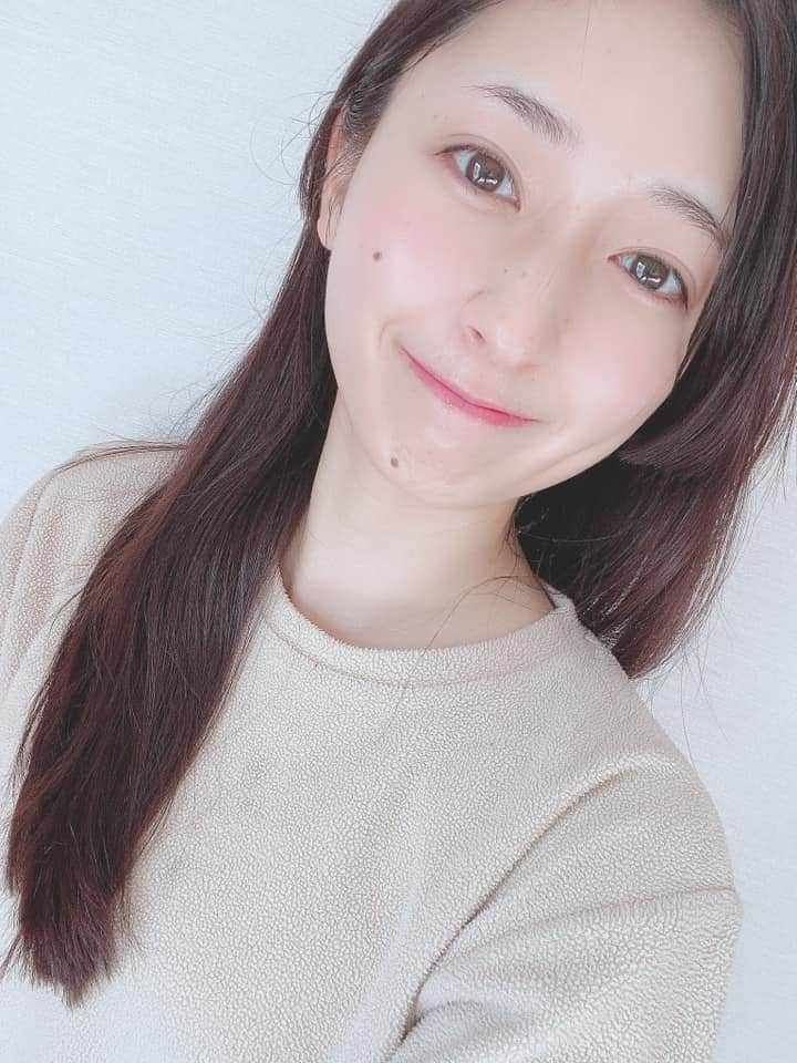 岡田彩花さんのインスタグラム写真 - (岡田彩花Instagram)「みなさま、お久しぶりでございます💗🥺  5月25日～28日に、新宿にあるスペース・ゼロという結構大きめの箱で、 藤原カムイ先生の『雷火』という漫画原作舞台を、NONSTYLE石田さんの脚本で！ ヒロイン・壱与として！出演するので、  よろしければぜひお誘い合わせの上、観に来てほしいです〰️♥️  その為に姫カットにしましたよ！ほら、一気に巫女っぽいでしょう😇🌈  ダンス・殺陣・アクションたっぷりのエンターテイメント舞台となっておりますすす✨️ わたしは全然戦わないですが、なんと、初めて舞台上で歌います…🙉🎶  今回、こちらでのチケットのお取り置きが出来ないので…😂  チケットご購入の際は、GETTIISに無料会員登録してご購入のほど何卒よろしくお願い致します🙏💦 (カンフェティには登録しなくても購入出来るようです) ▹▸https://www.confetti-web.com/detail.php?tid=71733&  2、3列目は多少お高くなってしまいますが、こちらからお申し込みが出来ます🙇‍♀️ (売り切れ回もあります) 非売品グッズであるフォトブックが付くみたいです🤣💕 ▹▸https://gaisuto.com/raika2023/order.php  どちらも岡田彩花を選択して購入して下さるとありがたいです🥺💗  何卒ご検討の程よろしくお願い致しますー！！」4月26日 15時13分 - ayakaokada1108