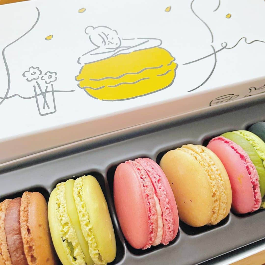 平野由実のインスタグラム：「マカロン  #マカロン #スイーツ #スイーツ好き #sweets #甘いもの #デザート #洋菓子 #お菓子 #甘味 #手土産 #手土産スイーツ #スイーツ大好き」