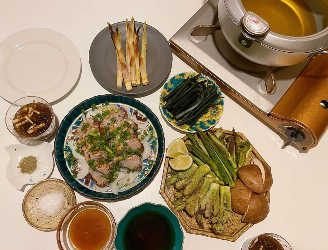 菅原沙樹さんのインスタグラム写真 - (菅原沙樹Instagram)「昨夜は、秋田の美味しい美味しい山菜たちを頂いたので天ぷらナイト🌿 卓上で天ぷら衣にくぐらせて揚げたて食べるスタイルさいこー！！ タラの芽とさしぼをサクサクに揚げて、塩、山椒塩、天つゆ、柚子酢味噌で、 たけのこはシンプルに焼いて皮をむいてお塩で、 わらびに柚子味噌つけて。 どれもお義母さんに教わった食べ方で、めちゃくちゃ美味しかった〜🤤 あとは冷凍保存してあったサワラのたたきに、旦那が作り置きしてあったもずく酢。 旬の美味しさご馳走様でした🙏 #トーキョー嫁ご飯 #トーキョー家族ご飯」4月26日 15時28分 - saki313apo