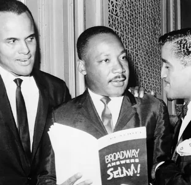 タイリース・ギブソンさんのインスタグラム写真 - (タイリース・ギブソンInstagram)「This is one of my favorite images of the years so much god name, Harry Belafonte…. This man of God transitioned yesterday I couldn’t get this image of my mind that, as soon as Harry Belafonte reads the pearly gates of heaven, Dr. Martin Luther King Jr., was there a smile and laugh and hug him and show him around…. I can imagine Dr King saying I’ve been up here waiting for many years, and then Harry would proceed to sit down with all of the other selfless men and women of God who emptied them selves and dedicated their whole life to shedding light on racism, bigotry, excessive force and abuse of political power….   I see it all the time but while the world wants to convince you that this life is about money, superficial materialistic things, classism, tax brackets, and all of the above no one reading this caption right now could ever tell you how much Dr. Martin Luther King had in his pocket when he was assassinated on that balcony…. No one can tell you anything about harry Bellafonte’s net worth we know why.?? Because they got in [ good trouble ] the whole time they were on this earth they emptied them selves, everything they had thinking of the greater good of humanity…. If all the people I can respect  that I can respect and  up to…. I have the upmost respect for all the Dr. Martin Luther King Jr. and Harry Belafonte, dead literally at the height of racism to change our world, change our worldview, and allow God to use them as a voice of justice on behalf of humanity.  May God rest her soul my most sincere condolences to the Bellafonte family.. Goodnight y’all…」4月26日 15時28分 - tyrese