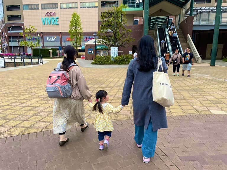 大野真緒さんのインスタグラム写真 - (大野真緒Instagram)「昨日は親友たちと横浜へ🚢 コロナ禍で全然会えなかった、ベビーたちが大きくなって立てるようになったり、おしゃべりも出来て、なんだか時の流れを感じました😌 ちびっ子って元気だなぁ🤣 29歳のおばちゃんもブランコ押してもらって遊んでもらいました笑」4月26日 15時29分 - maomao0301_official