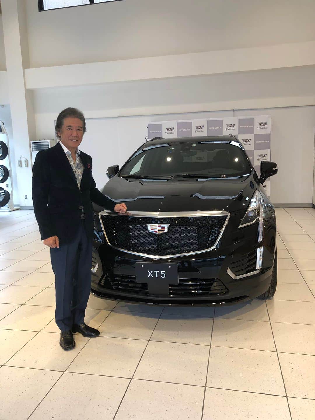 西岡徳馬のインスタグラム：「車が変わりました！ キャデラックのアンバサダーになって 二年目、今度は黒にしてみました。 黒い車に乗るのは、初めてですが 似合うと言われました！ この車は 安全にゆったりと乗れます♪」