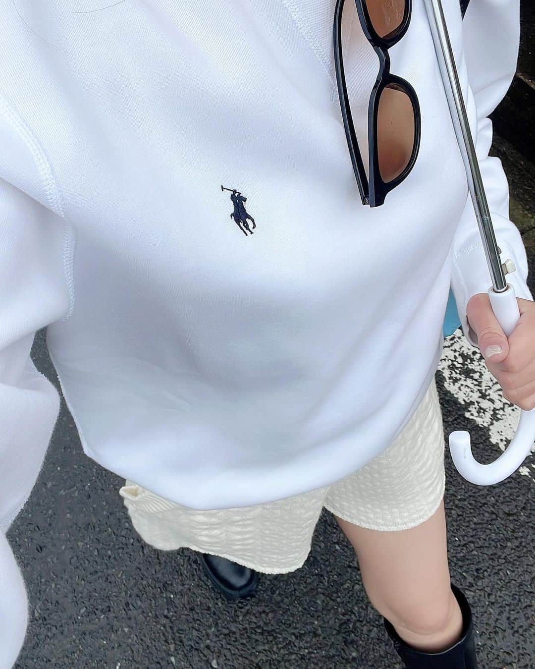 金田彩奈のインスタグラム：「☔️  雨風強すぎ😨🍃  ビニール傘が ひっくり返りまくり🫠  やっぱりちゃんとした 傘の方いいのかな🤔？   #ootd」