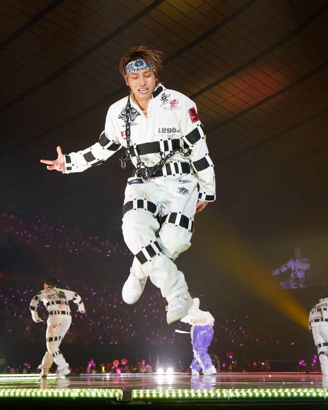 荒木駿平さんのインスタグラム写真 - (荒木駿平Instagram)「どんな着地の仕方をしたらこうなるん🦚  踊ってる瞬間を切り取るとこんな楽しそうに踊ってたんだって改めて思います❤️‍🔥  躍動感溢れる写真にしていただきありがとうございます📸 @seitaro__tanaka @masayukikamo」4月26日 15時44分 - syunpei0130
