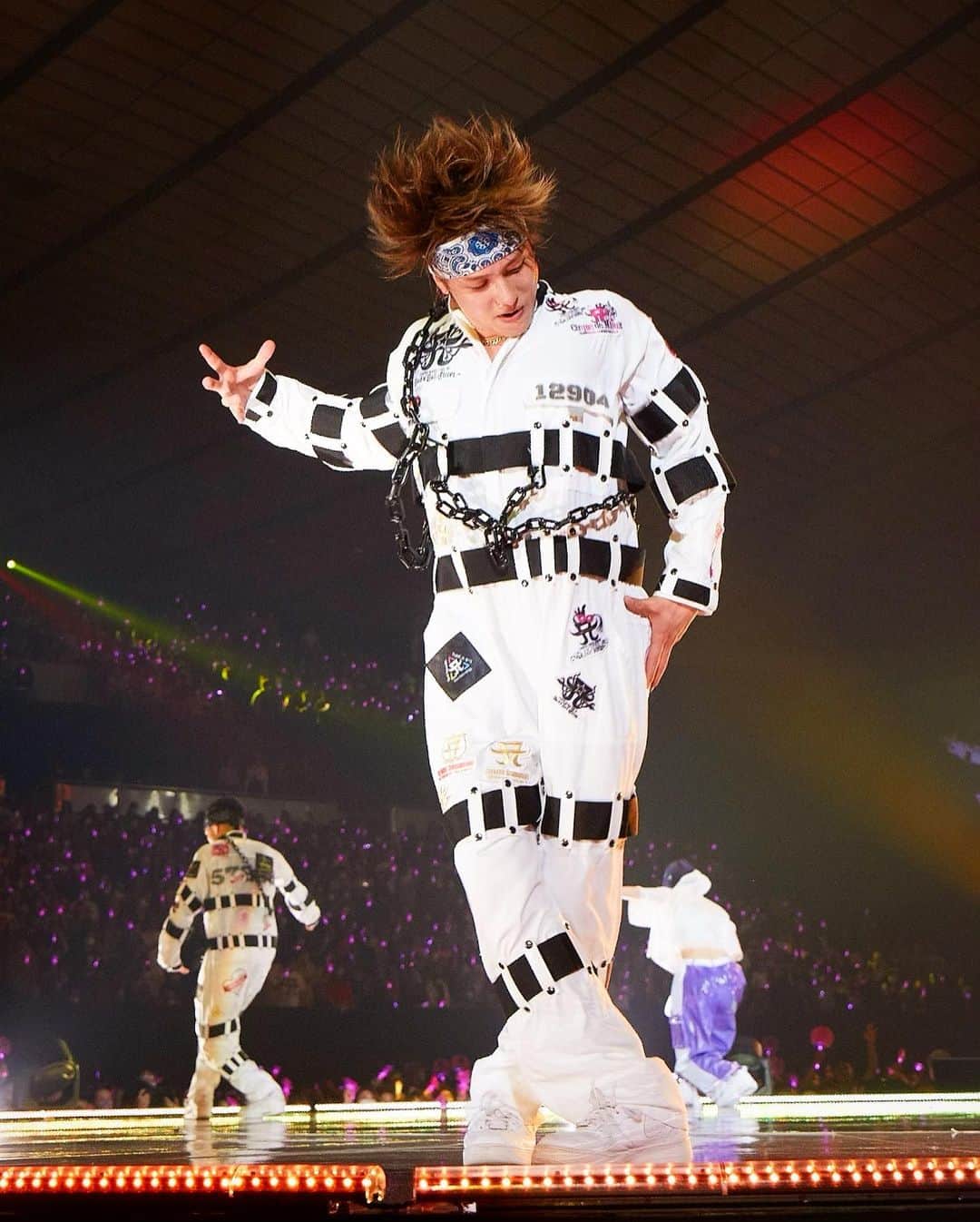 荒木駿平さんのインスタグラム写真 - (荒木駿平Instagram)「どんな着地の仕方をしたらこうなるん🦚  踊ってる瞬間を切り取るとこんな楽しそうに踊ってたんだって改めて思います❤️‍🔥  躍動感溢れる写真にしていただきありがとうございます📸 @seitaro__tanaka @masayukikamo」4月26日 15時44分 - syunpei0130