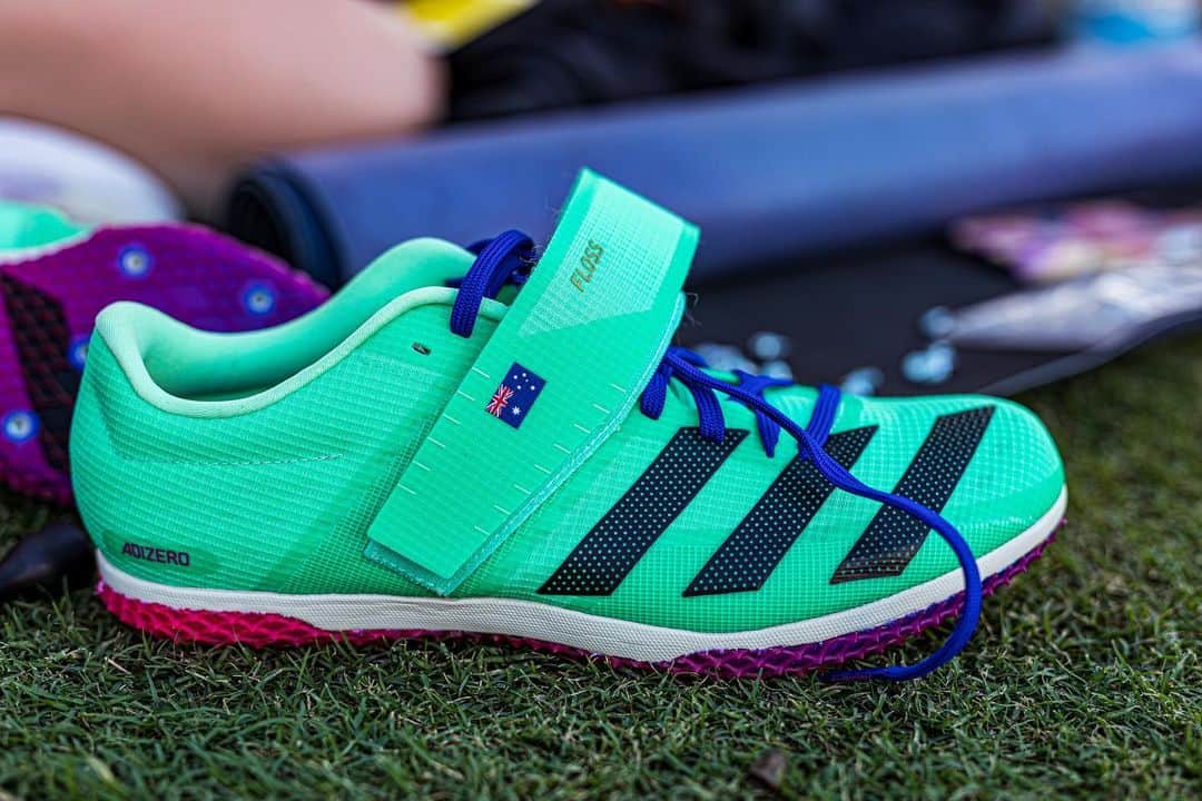 エレナー・パターソンのインスタグラム：「Spikes with my name on them + my nickname ‘Floss’ on one 🥹🥹🥹 @adidas @adidasrunning I’m obsessed & can’t wait to fly in these❣️///」