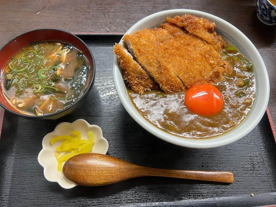 辻井亮平さんのインスタグラム写真 - (辻井亮平Instagram)「これがおそらくまだ東京芸人が辿り着けてない大阪飯。  【こがらや】のカツカレー丼じゃいー！！  なぁ河野！シゲカズです！  #やっぱ美味い #カレー蕎麦とかも #めっちゃ美味い #ほんま美味い #山さん」4月26日 15時48分 - aironhed_tsujii