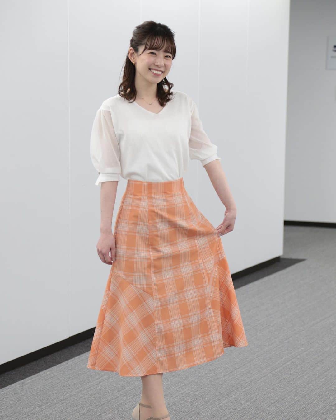 のインスタグラム：「. 4月26日（水）モーニング🐣 衣装協力👗  ●tops＆skirt：ROPÉ PICNICさん @ropepicnic_official  ●earring：eteさん @ete_official  透け感のあるトップスに腕の所のパールがアクセントになっていて可愛い❤️ 春を感じるオレンジのチェックスカート🍊 春のお出かけにぴったりのコーデですね♪  素敵な衣装、スタイリングをありがとうございました♡  #ウェザーニュースlive  #ウェザーニュースキャスター #衣装協力 #衣装提供 #キャスター衣装」