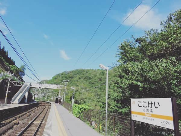 橘幸さんのインスタグラム写真 - (橘幸Instagram)「【うながっぱ】  多治見駅にいる"うながっぱ"と  2ショット。（自撮りw）  多治見市民の皆さまが  もっと住みやすくなりますように。  とにかくより良い街に  なってほしい。  @meiko_tsuchida_1203   @kou_tachibana_1203   ＊＊＊＊＊＊＊＊＊＊＊ 【メンタルコーチング・体験セッション募集中】  環境は変えられなくても  自分は変われる。  自分が変われば  環境も見え方も変わるかもしれない。  ご興味がある方は  DM/メールからお問合せください♪  #メンタルコーチ #メンタルコーチング #コーチング #コーチングセッション #メンタル #メンタルトレーニング #橘幸 #つちだめいこ」4月26日 15時50分 - kou_tachibana_1203