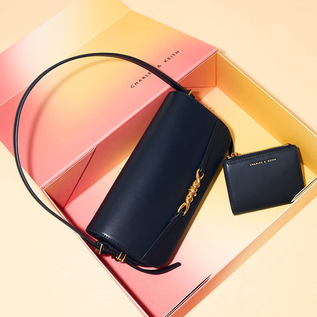 CHARLES & KEITHさんのインスタグラム写真 - (CHARLES & KEITHInstagram)「Whether you choose the mini or original version as a gift, we promise that the Henrietta shoulder bag will absolutely delight your mum.  Shop our Mother's Day Gift Guide via the link in bio.  #CharlesKeithCelebrates #CharlesKeithSS23 #CharlesKeithOfficial」4月26日 16時00分 - charleskeithofficial