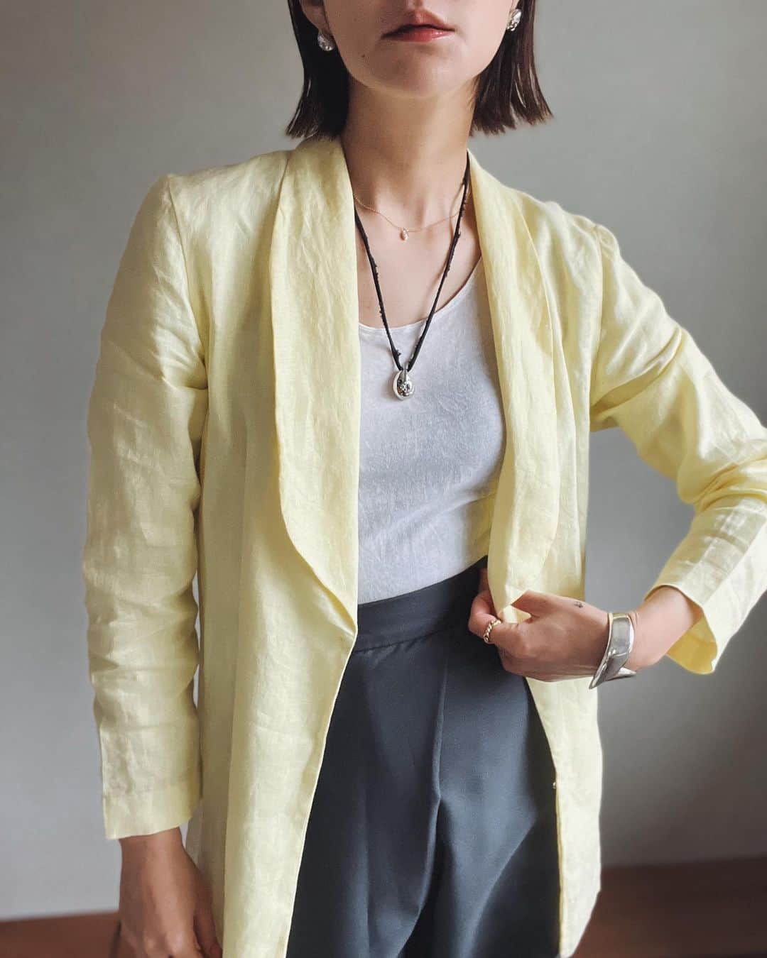 ジュジュのインスタグラム：「素敵なお洋服達を、更に彩るアクセサリー♡"  イメージを変えたり 意外性を与えたり 華やかに彩ったり...🫶  主役の様なサブの様な存在✨  accessoryの存在を解り易く♡  1枚目２枚目で🕶  #akarih #2023ss」