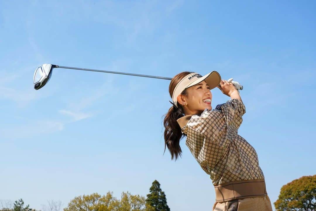 坪井ミサトのインスタグラム：「@golfsapuri さんの企画で、 @golflover_by_yamaha_official  【inpres DRIVESTAR for LADIES】 を試打させていただきました⛳️  普段メンズを愛用しているので 軽すぎないか不安でしたが、 ビックリするぐらい楽に振れました🥹  そんでもってミスがミスじゃなくなる！ まっすぐ飛んでくれるので 安心してスイングできました✨  最後の写真は アプローチでカップ横まで寄った喜びの瞬間🔥✊笑  そろそろクラブ替えどきなので またプライベートでも試打に行こうと考え中😗  詳しくは 【ゴルフサプリ】 @golfsapuri の記事を チェックしてください♡ 色々感想載ってます✨  #ゴルフ #ゴルフ女子 #yamaha #飛び系女子 #ゴルフ大好き #golf #golfsapuri #ゴルフサプリ」