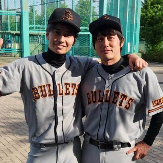 のインスタグラム：「野球好き俳優 と 野球好きスニーカー大好き小僧  #草野球 #同級生」
