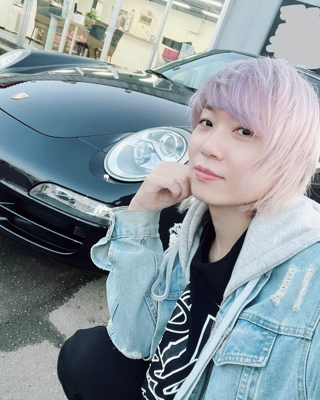 風弥さんのインスタグラム写真 - (風弥Instagram)「先日ストーリーズでもお伝えしましたが  愛車が遂にポルシェになりました😎  ポルシェは小さいころからの夢🎵  小さい頃、いろいろ持っていたミニカーの中でも一番のお気に入りは真っ赤なポルシェ964だった🚗  俺は車好きというかポルシェが好き🚗  フォルムが世界中の車の中で一番好き、リヤエンジンの音も最高、走りやハンドリングも最高  いろんなポルシェグッズやポルシェ検定の問題集も持ってるくらい、  とにかく好きなんです🚗  いつか…いつか…ポルシェ乗りになりたい😣  そう思っていたんだ。  そんな中偶然、ポルシェにしては比較的お手頃なこいつを発見💡しかも車の状態も内外共に良好👍走行距離も若い✨奇跡！！運命！！  10年ほど乗った軽自動車も走行距離が13万キロを超え、そろそろだよなって思っていたし、いつか乗りたいとか言ってたらこのまま一生乗れんな、今しかない、と思って決断しました⚡️  俺のは911カレラってやつで、 その中でも自分が一番好きなモデル、997っていう形式の車です😎 ボディーもホイールも内装もブラックで統一されてるし、  もうドストライク中のドストライク🎵  一生眺めてられるし一生眺めてたいわ。笑  これからコイツを走らせていろんな所に行きたい。いろんな景色を観たい。いろんな体験をしたい👍  俺は自分の車を運転してる時に曲を作る事が多いから、きっとこの車の中でこれからもいろいろな曲が生まれると思う。  コイツと末永く走れるように、ミュージシャンとしても人としても、もっともっとステップアップしなきゃな。  いろいろがんばろっと👍  #porsche911 #porsche997 #car #porscheclub #porschelife #porschefamily #carlovers #flatsix #carstagram #daizystripper #daizystripperkazami #drummer #music #rockmusic #pearl_drum #japan #911carrera4s #ポルシェ #愛車 #porschelove」4月26日 16時02分 - kazami_daizy