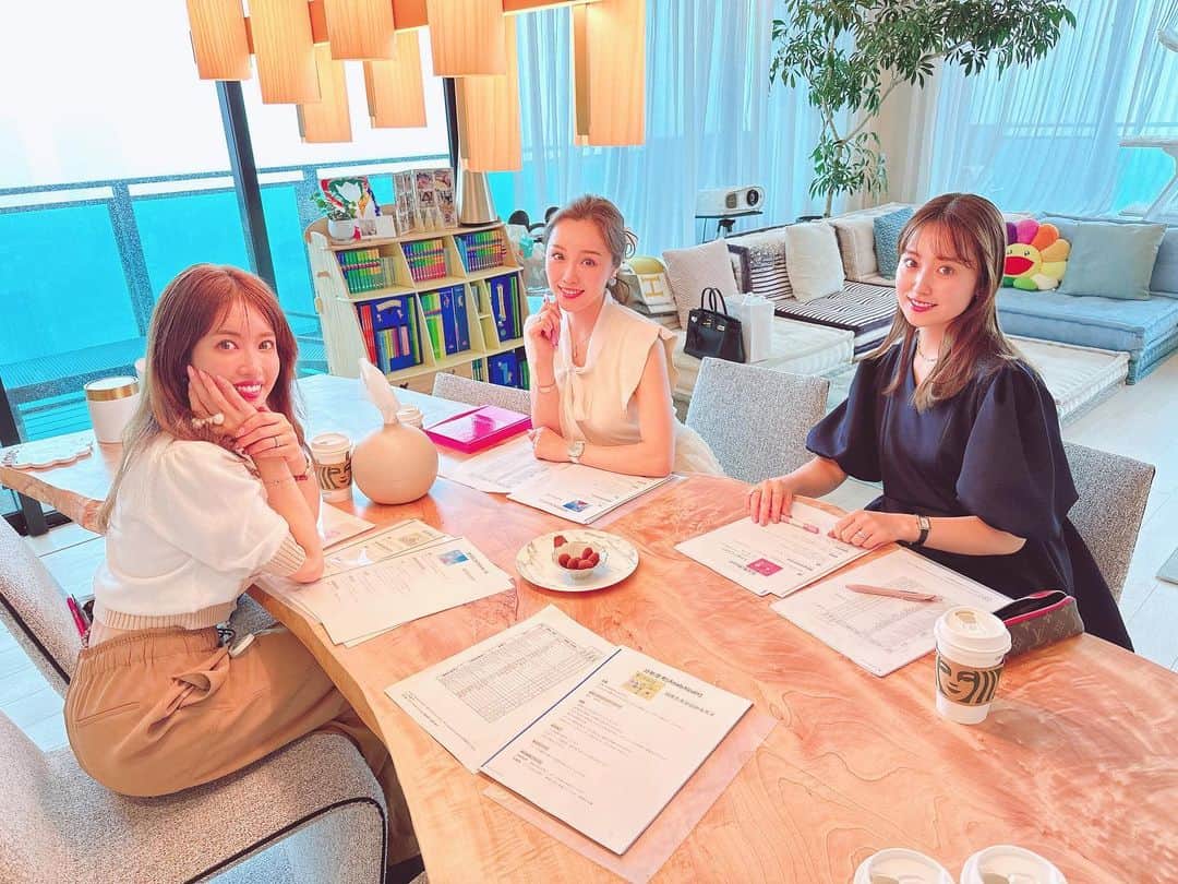石田安奈のインスタグラム：「自分で自分の事を知ってる人はどのくらいいるのだろうか？  意外と自分の知らない一面や得意、不得意、長所、短所など沢山ありますよね！  自分で思っている以上に内に秘めた物って誰しも持っているんじゃないかなと。 それを開花させるかどうか。 子供に対しても同じだと思います。  それを知る事が出来れば相手への分析にもなるので人付き合いが更に楽しくなる。  今回はそんな自分と見つめ合う。をテーマに @sumire.sato  さんにコーチングしてもらいました❤️ とってもわかりやすい先生です！まだ話し足りなかった🥲  人から見えた自分と自分自身に向き合ってあげる事でまた見え方、考え方も変わる。 母親になり自分の事は基本後回し🥲自分自身と向き合う時間もかなり減ってしまいました。  そんな中、母親業だけでなく夢目標持ってキラキラしてる @kumikofunayama  @misa_eto_official  2人といると向上心が高まるし分析の結果私達は持った本質は違うけど似た所や共通点が多く心地がいい❤️  ママ会しながら高め合い自分の可能性を引き出す会でした❤️ 輝く女性が増えるように。とすみれさんが沢山勉強してシェアしてくれたのでもっと沢山の方に知ってもらい幸せのきっかけを作ってほしい！  #コーチング#育児#子育て#ママ #ママ会」
